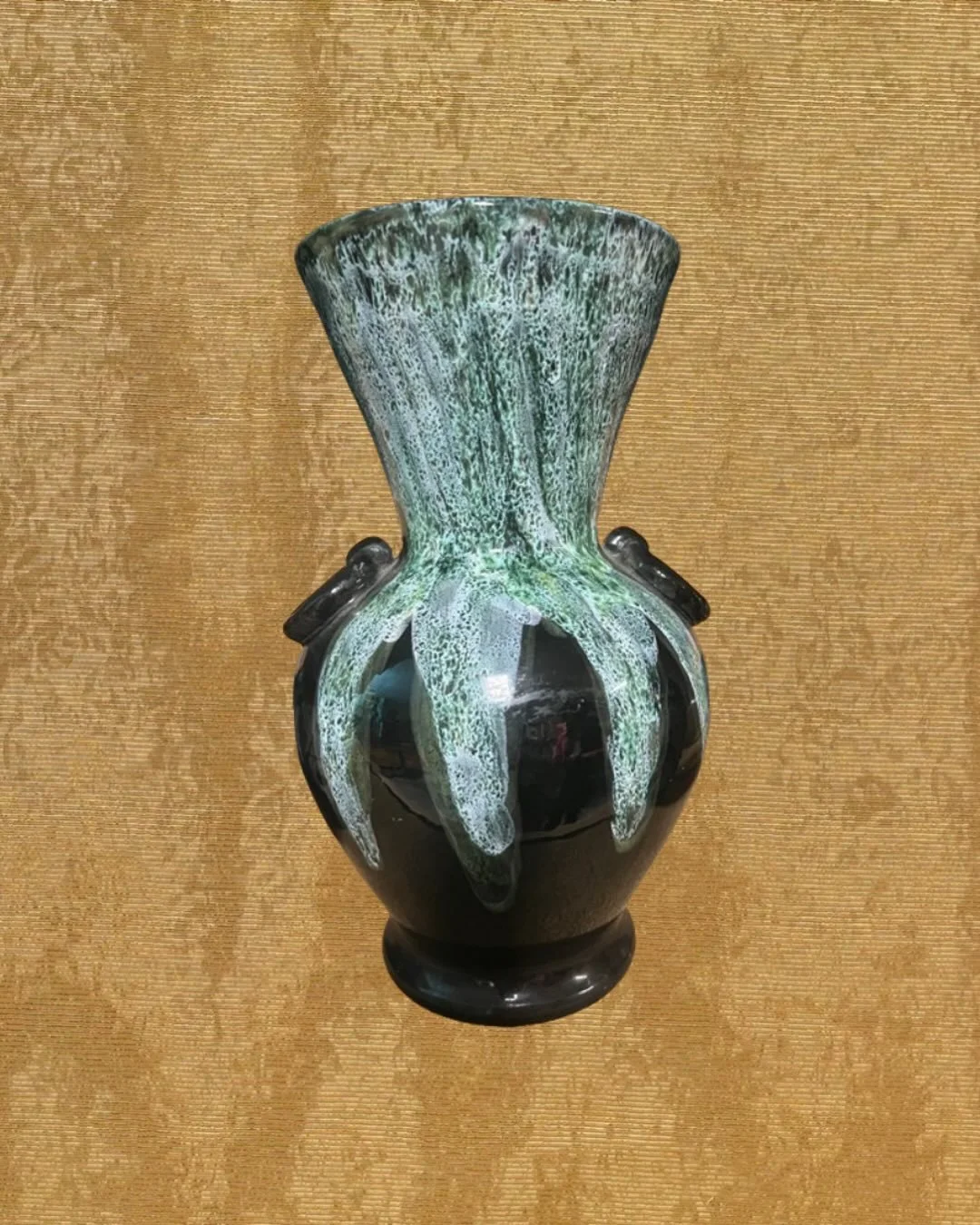 Vase Gaubier en c&eacute;ramique &eacute;maill&eacute;e 
Un contraste de textures et de teintes qui capte le regard.
Ses coulures &eacute;maill&eacute;es vertes et blanches cr&eacute;ent un effet presque organique, comme fig&eacute;es dans leur mouve