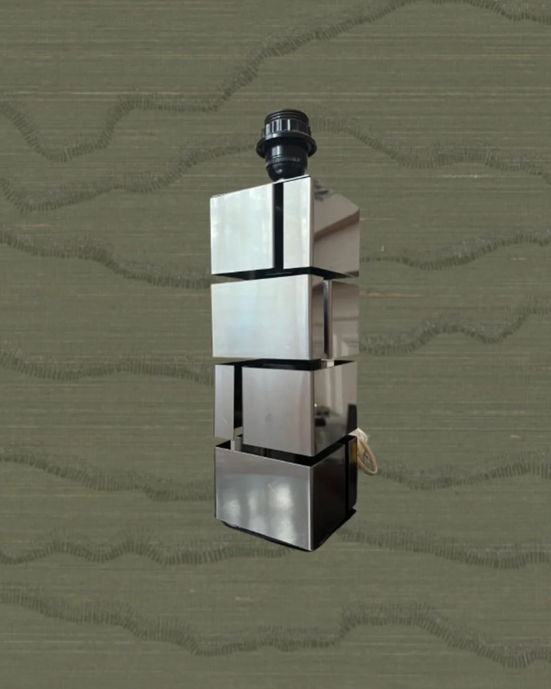 Pied de lampe de table sculpturale &laquo;&nbsp;Building&nbsp;&raquo; du designer am&eacute;ricain Curtis Jere en m&eacute;tal chrom&eacute;, ann&eacute;es 70. Style brutaliste. En parfait &eacute;tat de fonctionnement.

En tr&egrave;s bon &eacute;ta