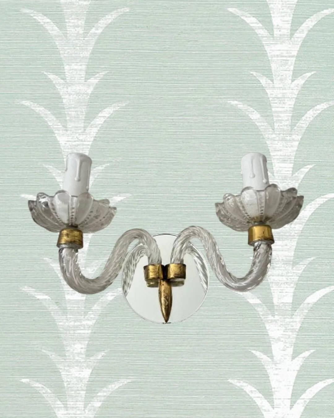 Applique en verre de Murano, miroir en verre souffl&eacute; torsad&eacute; et laiton. Ann&eacute;es 1930.

En tr&egrave;s bon &eacute;tat vintage, quelques l&eacute;g&egrave;res marques du temps 

Pi&egrave;ce unique &ndash; H16 - L26 - P10cm

Image 