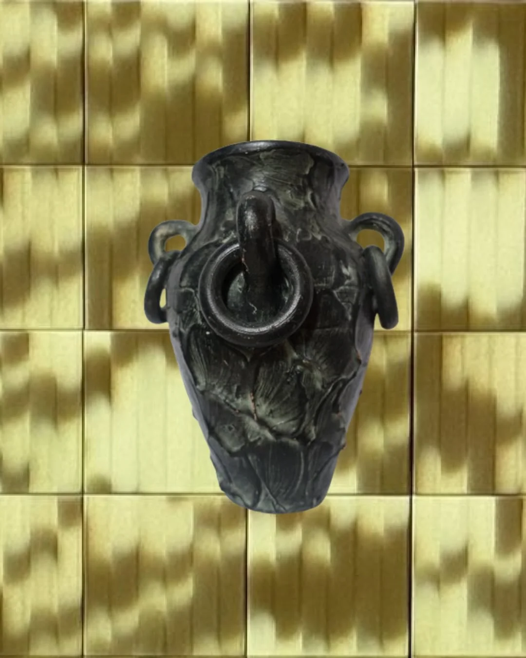 Vase amphore en terre cuite et patine vert sombre, avec anneaux mobiles. Sculpt&eacute;e &agrave; la main, XX&egrave; si&egrave;cle.

En tr&egrave;s bon &eacute;tat vintage, quelques l&eacute;g&egrave;res marques du temps 

Pi&egrave;ce unique &ndash