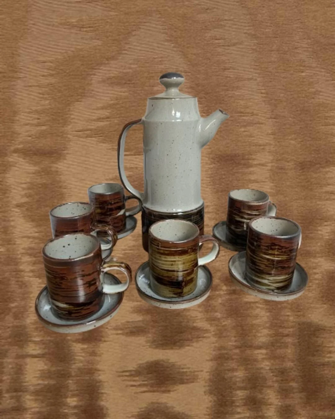 Ensemble de service &agrave; caf&eacute; en gr&egrave;s, fabriqu&eacute; au Japon, ann&eacute;es 80.
Cafeti&egrave;re + 6 tasses avec soucoupes.

En tr&egrave;s bon &eacute;tat vintage.
Pi&egrave;ce unique &ndash; Cafeti&egrave;re H21xD14cm &ndash; t