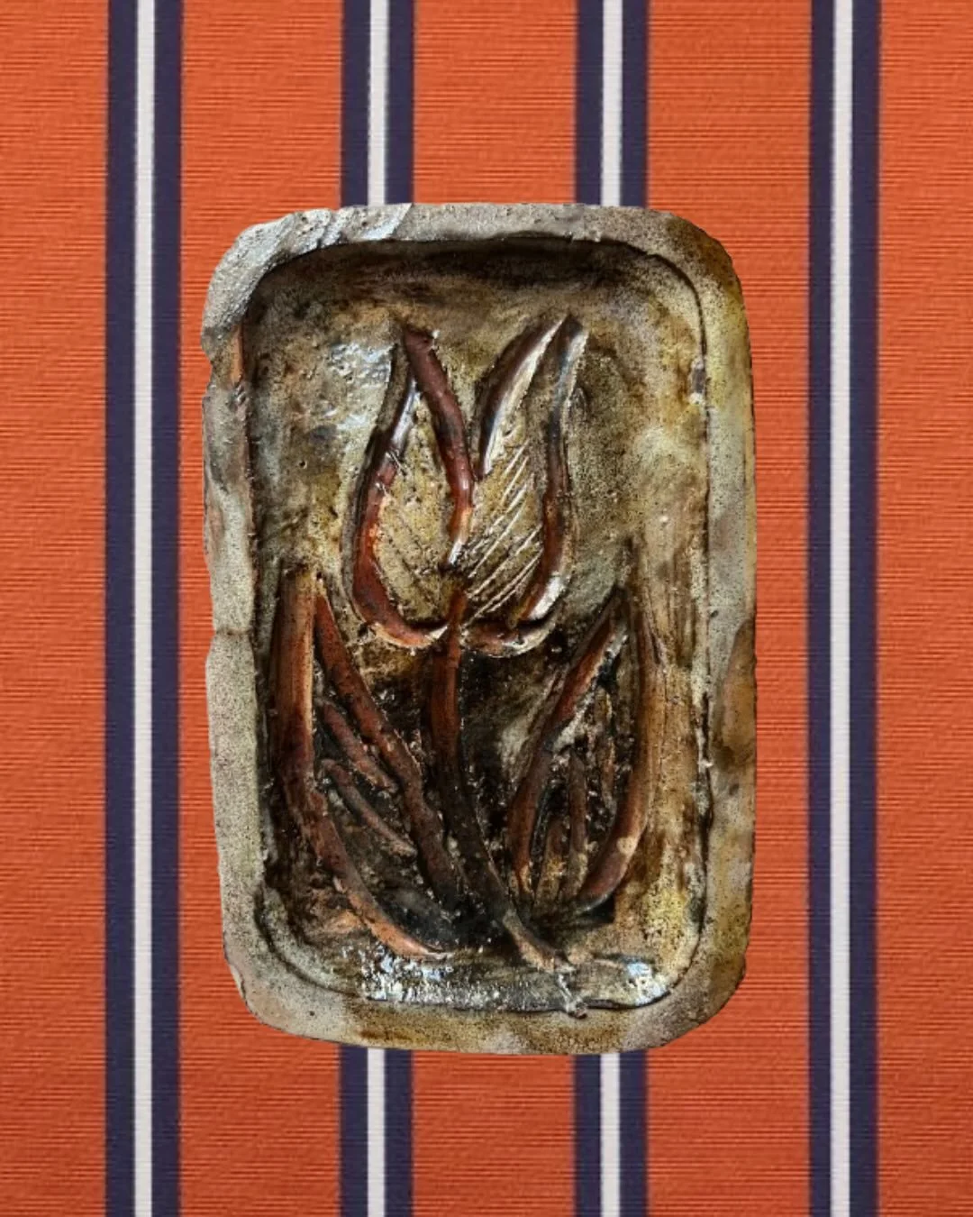 Coupelle terre cuite chamott&eacute;e &eacute;maill&eacute;e, signature MB, fait main.
L&eacute;g&egrave;rement &eacute;br&eacute;ch&eacute;e (voir photos)

Pi&egrave;ce unique &ndash; 21,5 x 13,5 cm cm 

Image de fond : tissu Regimen de Dedar

***

