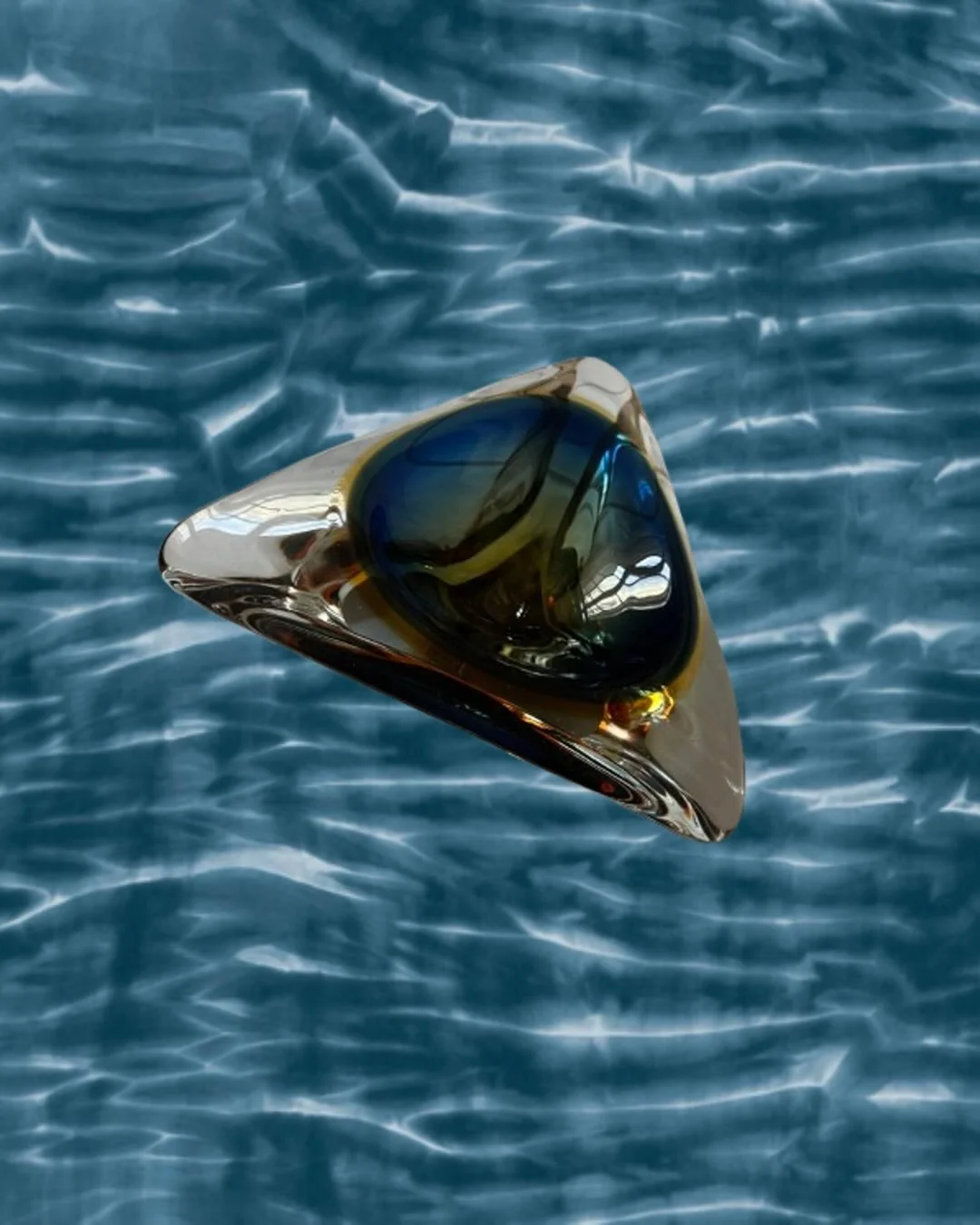 Cendrier en verre de Murano, ann&eacute;es 50
En tr&egrave;s bon &eacute;tat vintage, quelques l&eacute;g&egrave;res marques du temps 

Pi&egrave;ce unique&nbsp; - 16,5 x 18 x H5 cm

Image de fond : papier-peint Arashi - Coordonn&eacute;

***

Murano