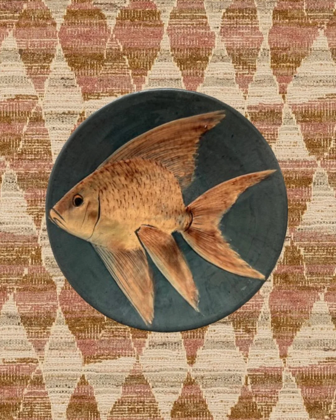 Plat d&eacute;coratif en c&eacute;ramique, d&eacute;cor poisson.
Une pi&egrave;ce &agrave; la fois narrative et d&eacute;corative, &agrave; poser ou &agrave; accrocher. 
En tr&egrave;s bon &eacute;tat vintage
Pi&egrave;ce unique &ndash;diam&egrave;tr