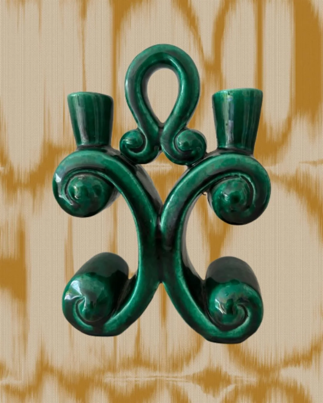 Bougeoir sculptural en c&eacute;ramique &eacute;maill&eacute;e vert profond.

Ses courbes g&eacute;n&eacute;reuses et ses volutes organiques lui conf&egrave;rent une pr&eacute;sence presque tot&eacute;mique, entre artefact ancien et pi&egrave;ce d&ea