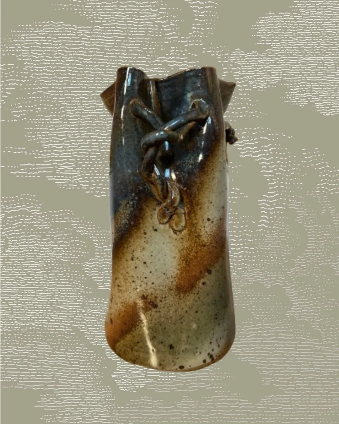 Un vase comme un fragment de paysage.

&Eacute;maill&eacute; dans des tons terreux et profonds, il capte la lumi&egrave;re et r&eacute;v&egrave;le une mati&egrave;re vivante, presque organique.

Le d&eacute;tail du lien nou&eacute;, d&eacute;licateme