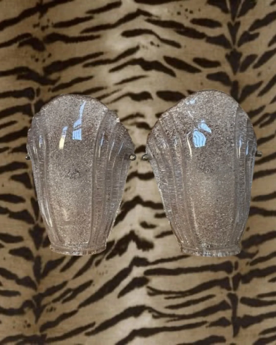 Paire d&rsquo;appliques murales en verre de Murano souffl&eacute; &agrave; la main, avec une texture lisse &agrave; l&rsquo;ext&eacute;rieur et grain&eacute;e &agrave; l&rsquo;int&eacute;rieur.
Fabriqu&eacute; en Italie, ann&eacute;es 1960.

En bon &