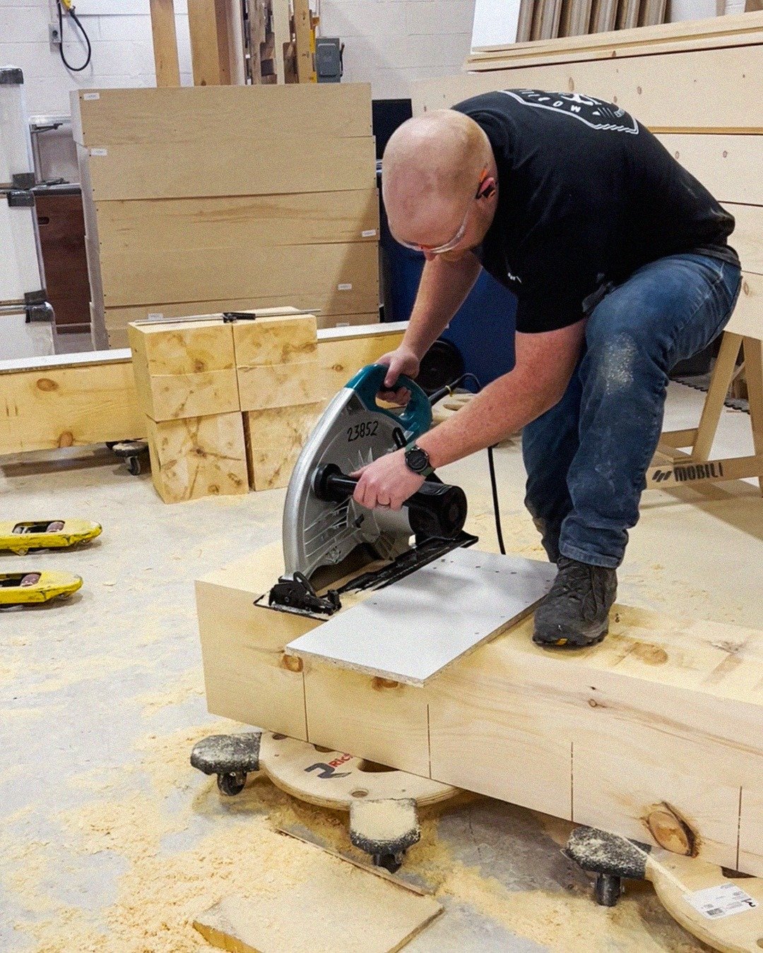 Nous avons d&ucirc; sortir l'artillerie lourde pour travailler sur ce projet de base de lit sur mesure! 🪚

#shop #furnituredesign #decor #mobilier #mobili #quebec #tools #woodworking #wood #furniture #woodshop #makita #skillsaw