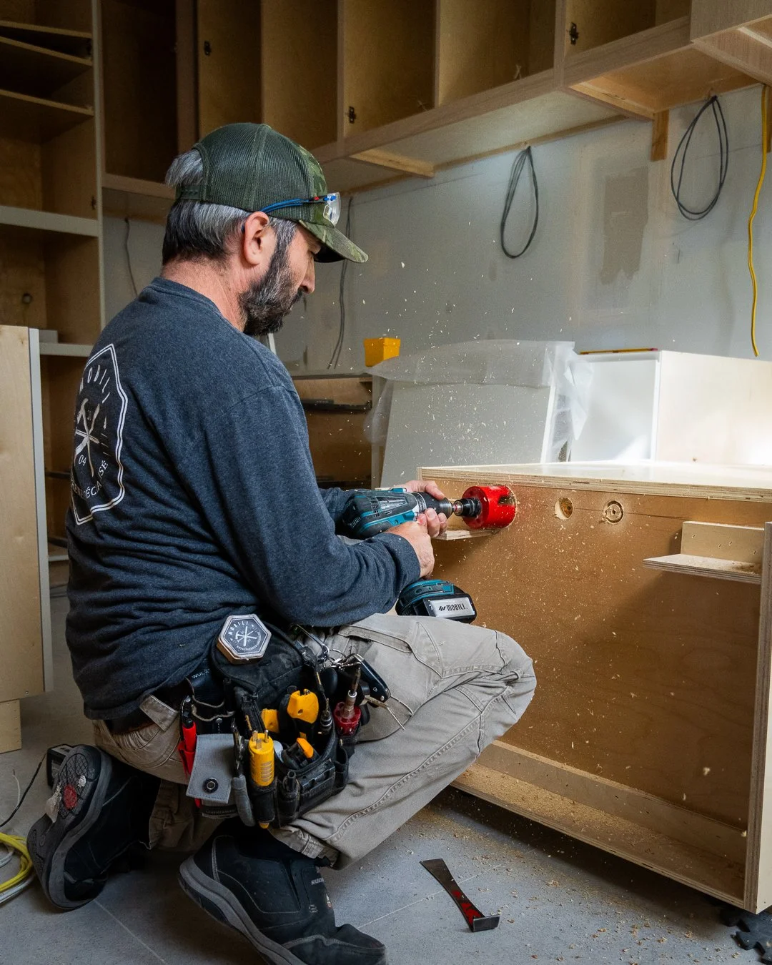 Mobili en mode installation. Chaque pi&egrave;ce est ajust&eacute;e avec soin pour assurer un r&eacute;sultat impeccable. Notre &eacute;quipe met tout en &oelig;uvre pour garantir une installation pr&eacute;cise afin de livrer des projets &agrave; la