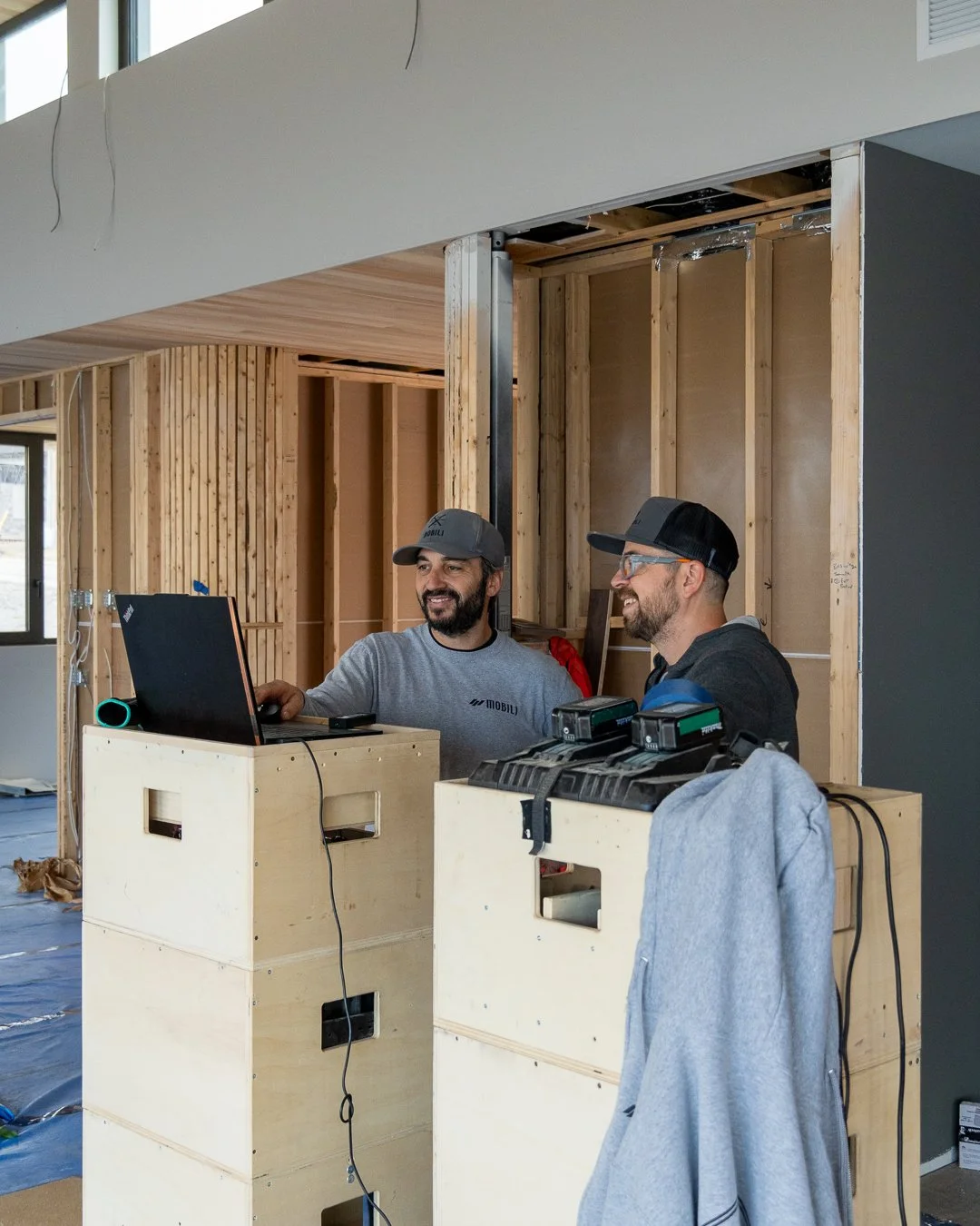 Quelques images de notre &eacute;quipe en pleine installation sur un grand projet r&eacute;sidentiel. Plusieurs pi&egrave;ces seront r&eacute;alis&eacute;es, int&eacute;grant divers &eacute;l&eacute;ments architecturaux. Notamment, l&rsquo;escalier e