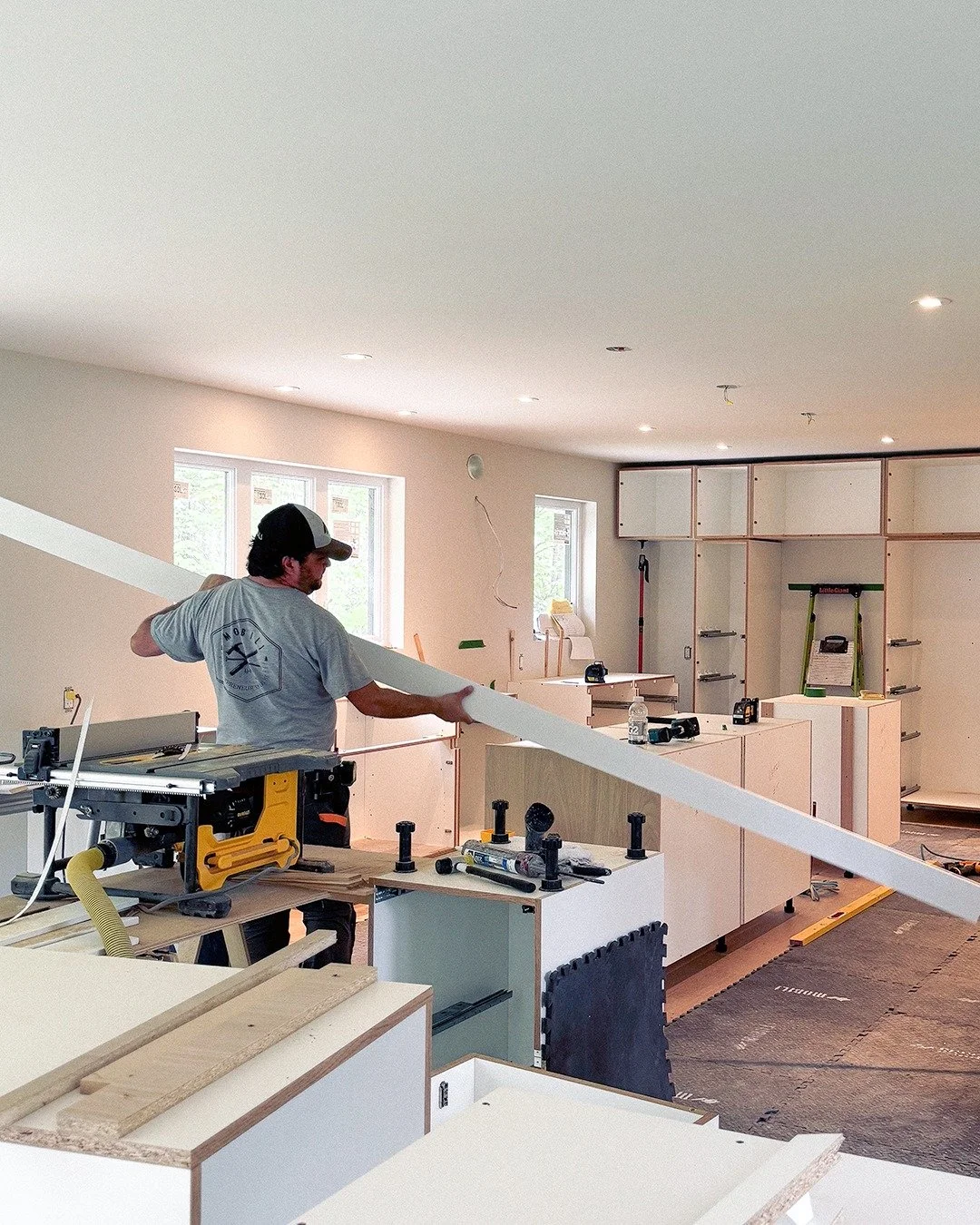 Juste avant les vacances, nous &eacute;tions en plein processus d'installation pour un projet de r&eacute;novation majeure. Le r&eacute;sultat final sera magnifique, et nous avons h&acirc;te de vous partager les photos du projet termin&eacute;.

Une 