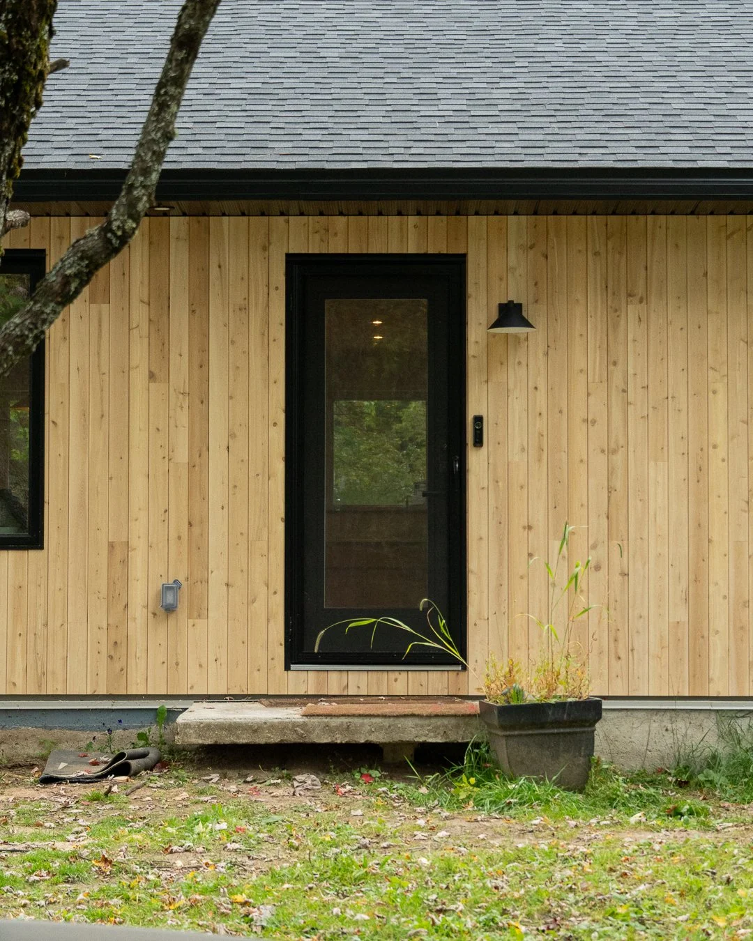 Installation d&rsquo;un magnifique rev&ecirc;tement ext&eacute;rieur en c&egrave;dre blanc de l&rsquo;est dans le cadre de ce projet de r&eacute;novation d&rsquo;envergure, r&eacute;alis&eacute; en collaboration avec @atelier_filz.

#entrepreneurgene