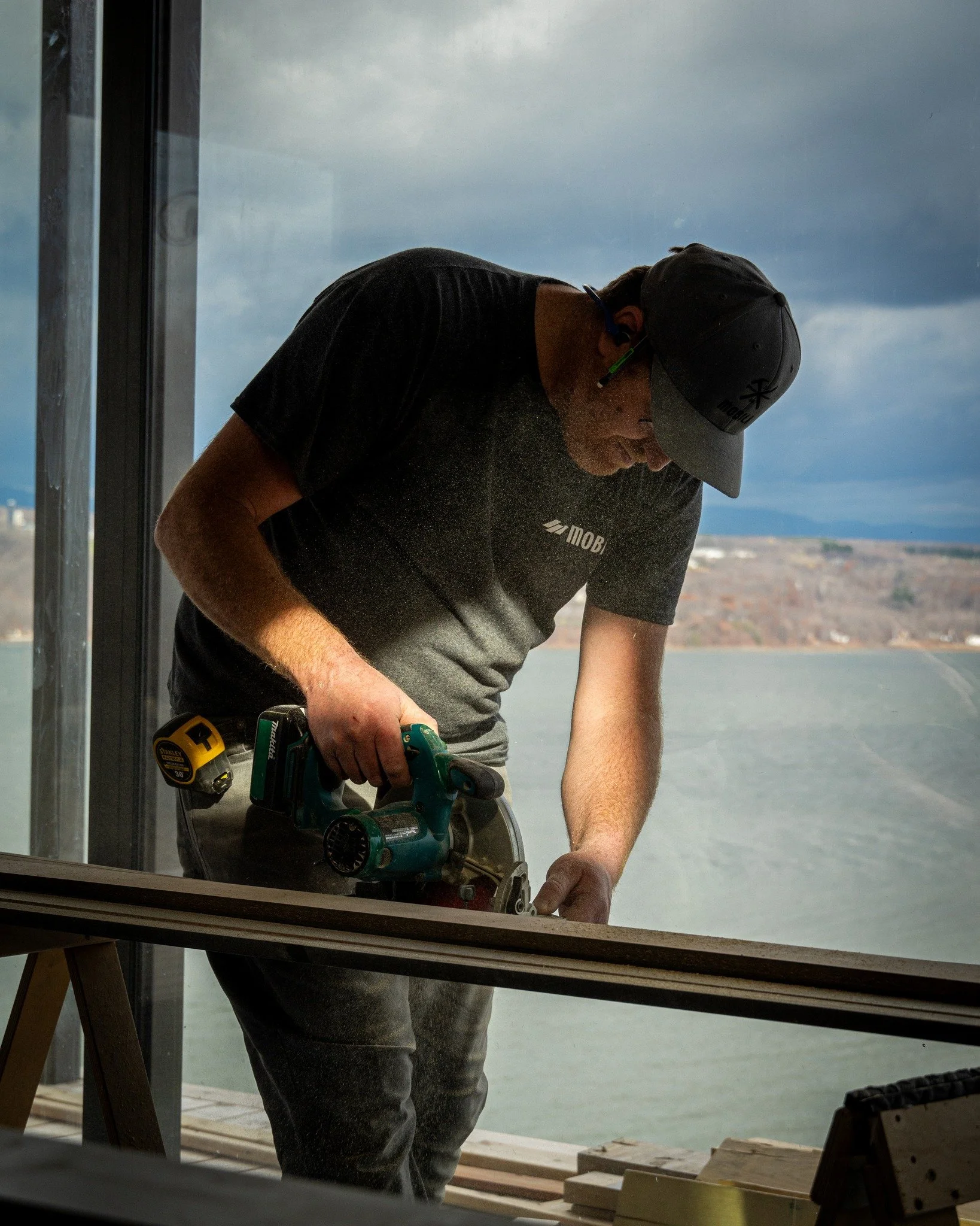 Dernier sprint d'installation cette semaine avant le cong&eacute; des f&ecirc;tes! 🛠

#construction #ebenisterie #renovation #installation #homerenovation #makita #bois #wood #outils #villedequebec #woodshop #skillsaw #home #quebec #architecture #in