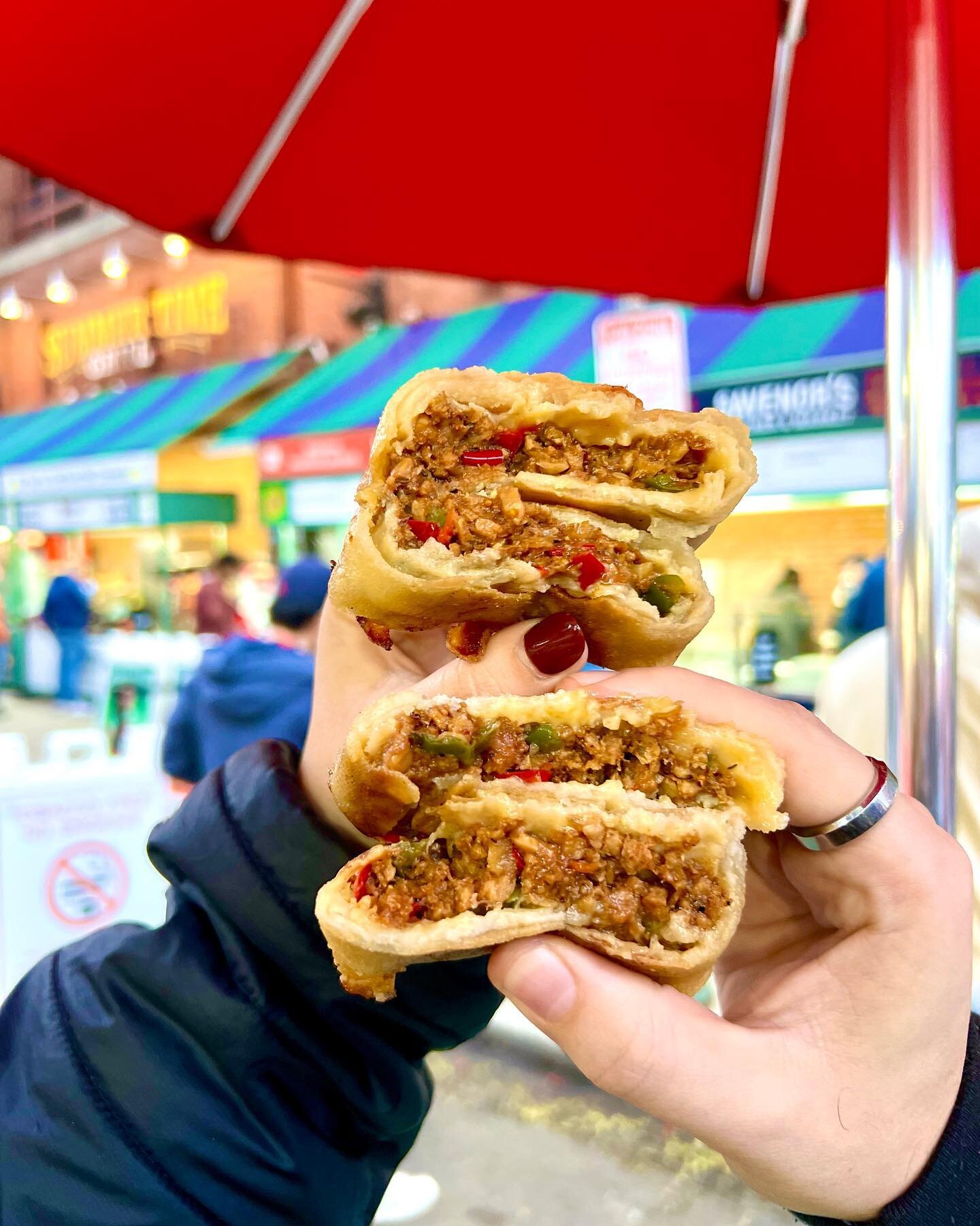 Fenway nights + @mingsbings &gt;&gt;&gt;&gt; 

If you have been following for a while, you know we are OBSESSED with @mingtsai crunchy plant-based and gluten-free wraps

✨ Cheeseburger and Sausage &amp; Peppers are our favorites to order at Jersey St