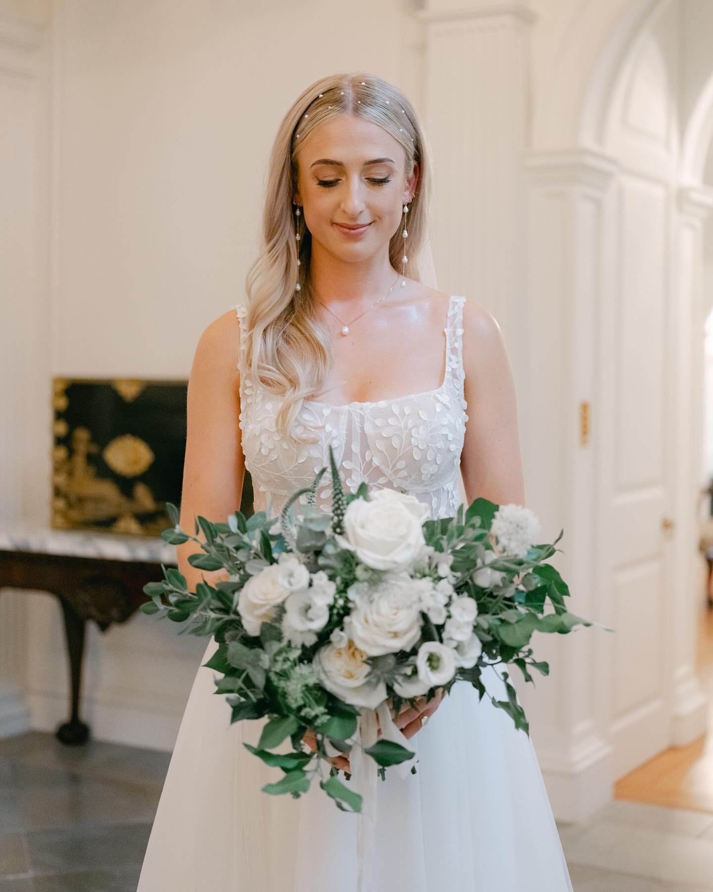 Beautiful Lucinda with her bouquet of white blooms. White wedding florals are timeless and classic and, in the language of flowers, denote purity, grace and new beginnings. No wonder they&rsquo;re so popular with many couples. 

Photos by @catherinec