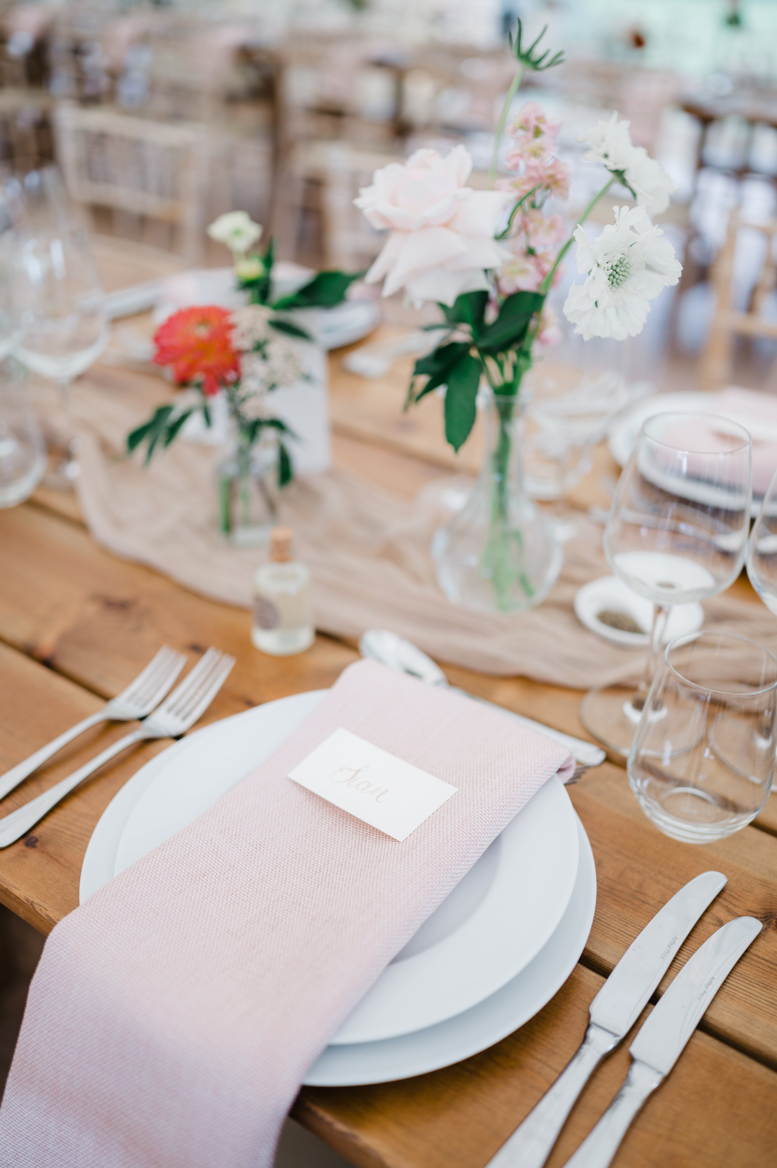 Step into a world of floral beauty.
This gallery showcases some of our recent wedding flowers across Oxfordshire, the Cotswolds, and beyond — from abundant, garden-style bouquets to romantic arches and elegant table arrangements.
Each design is crea
