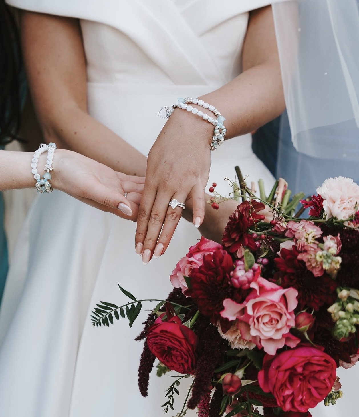 Step into a world of floral beauty.
This gallery showcases some of our recent wedding flowers across Oxfordshire, the Cotswolds, and beyond — from abundant, garden-style bouquets to romantic arches and elegant table arrangements.
Each design is crea