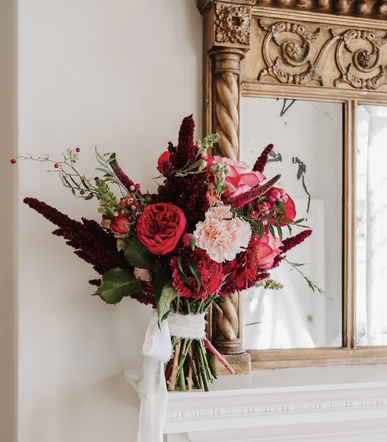 Step into a world of floral beauty.
This gallery showcases some of our recent wedding flowers across Oxfordshire, the Cotswolds, and beyond — from abundant, garden-style bouquets to romantic arches and elegant table arrangements.
Each design is crea