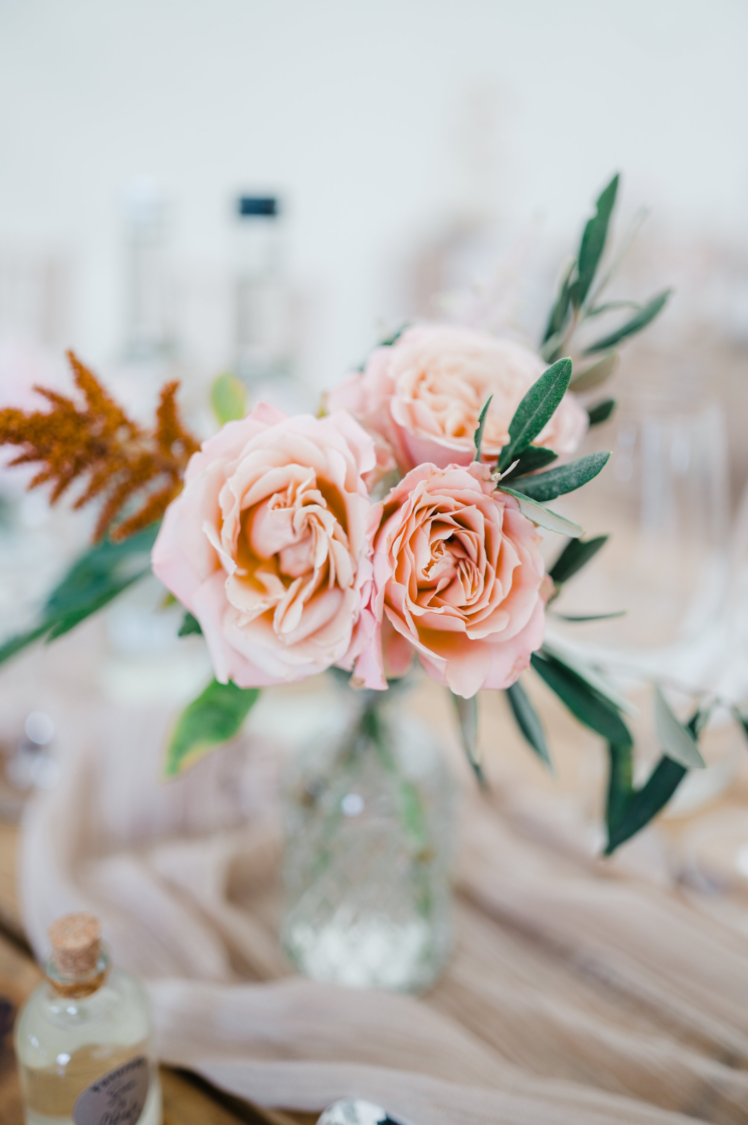 Step into a world of floral beauty.
This gallery showcases some of our recent wedding flowers across Oxfordshire, the Cotswolds, and beyond — from abundant, garden-style bouquets to romantic arches and elegant table arrangements.
Each design is crea