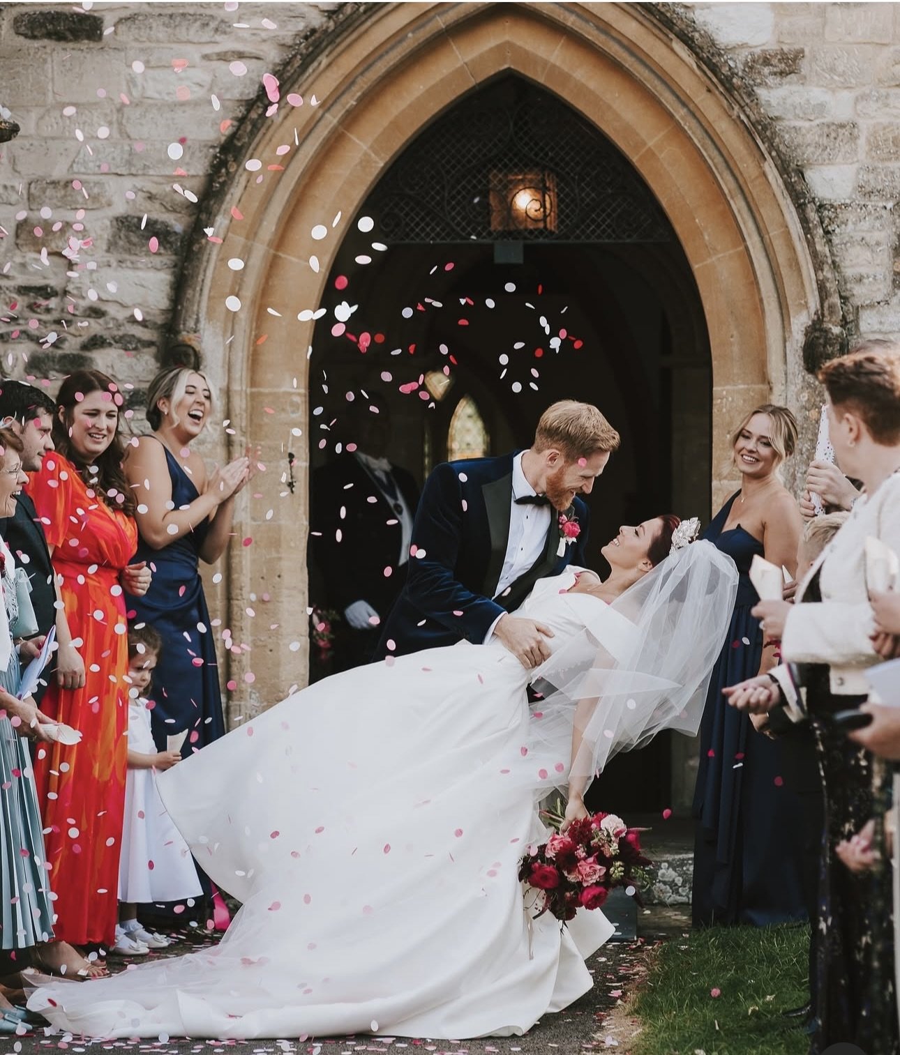 Step into a world of floral beauty.
This gallery showcases some of our recent wedding flowers across Oxfordshire, the Cotswolds, and beyond — from abundant, garden-style bouquets to romantic arches and elegant table arrangements.
Each design is crea