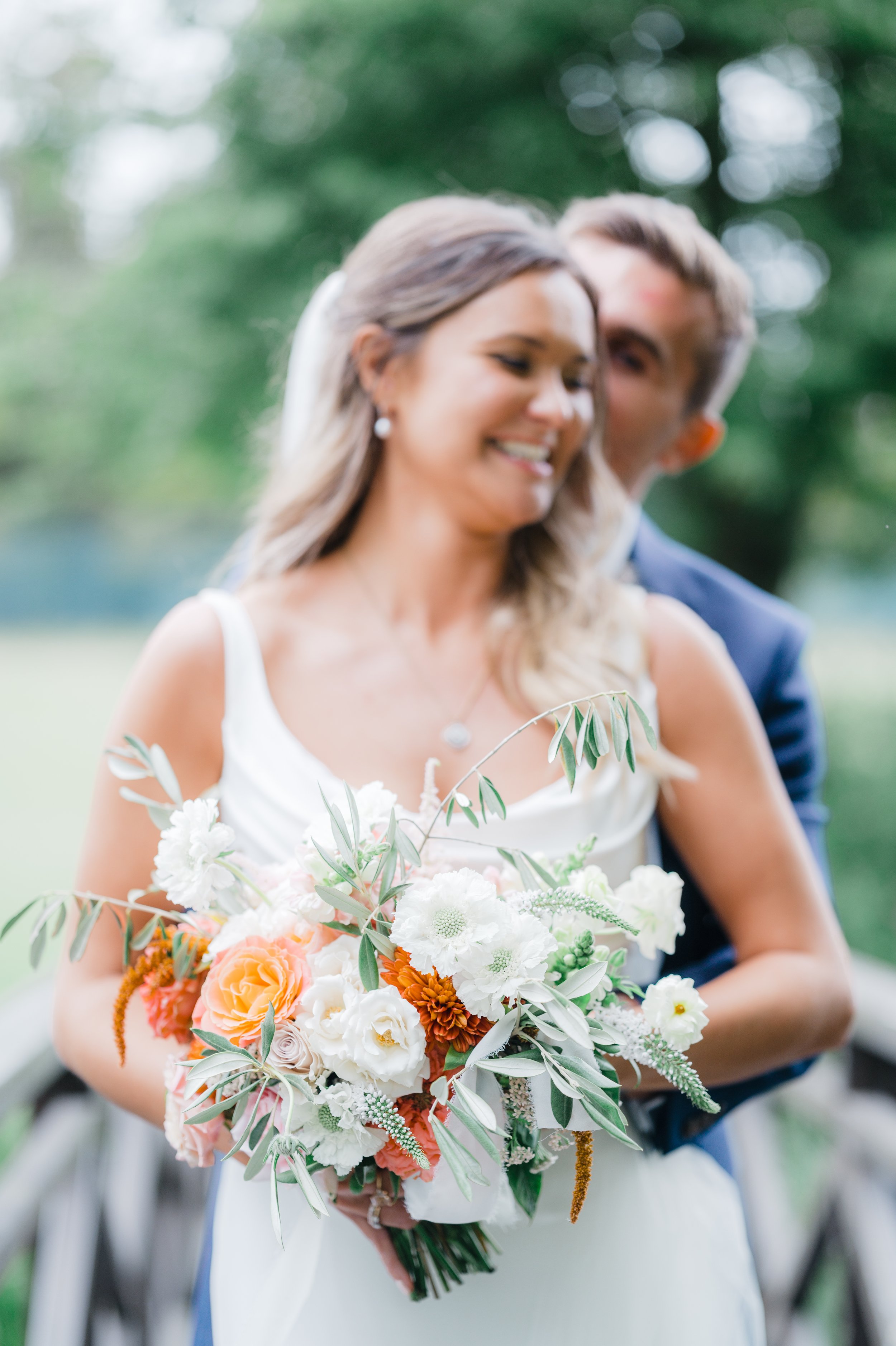 Step into a world of floral beauty.
This gallery showcases some of our recent wedding flowers across Oxfordshire, the Cotswolds, and beyond — from abundant, garden-style bouquets to romantic arches and elegant table arrangements.
Each design is crea
