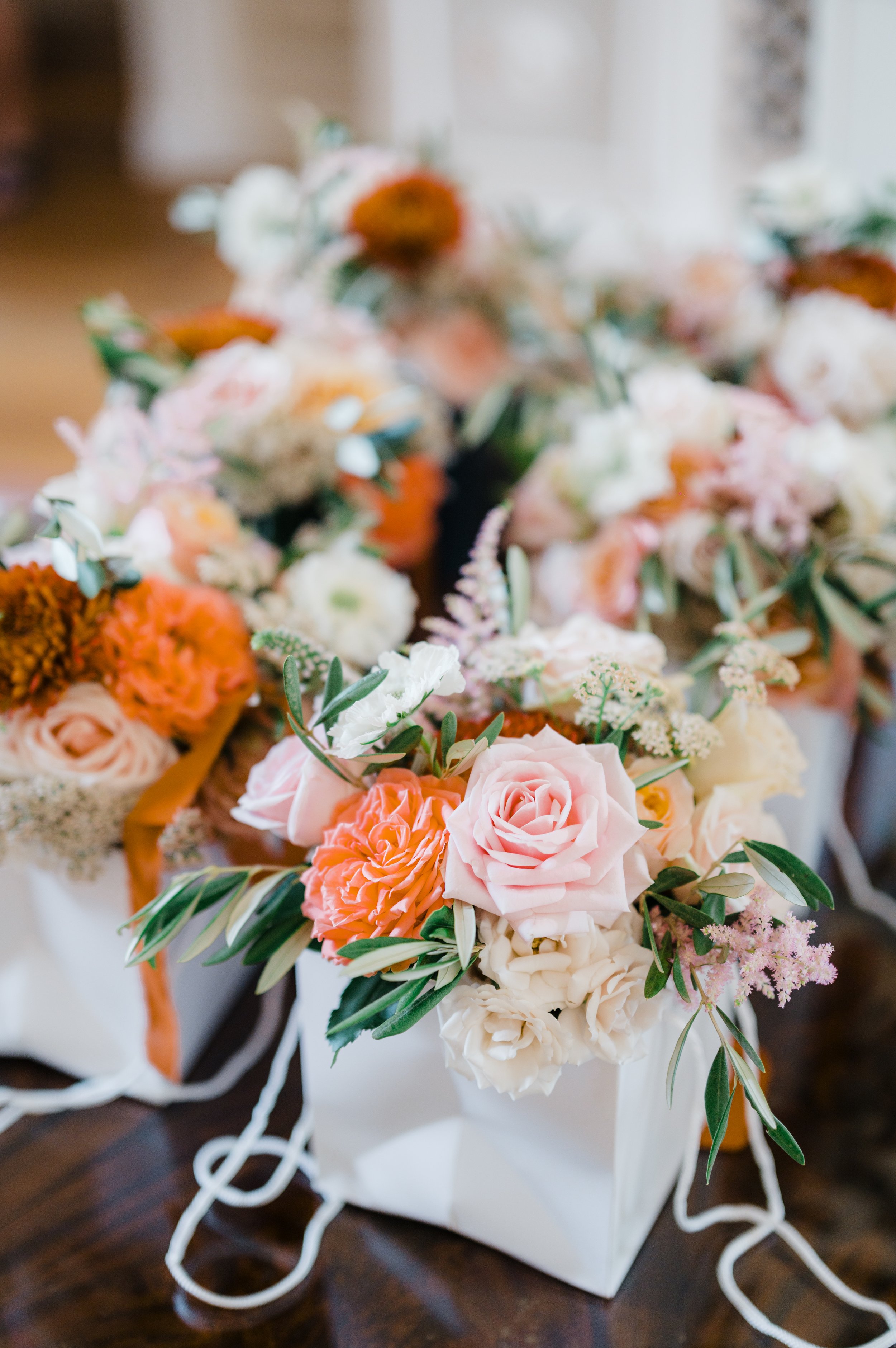 Step into a world of floral beauty.
This gallery showcases some of our recent wedding flowers across Oxfordshire, the Cotswolds, and beyond — from abundant, garden-style bouquets to romantic arches and elegant table arrangements.
Each design is crea