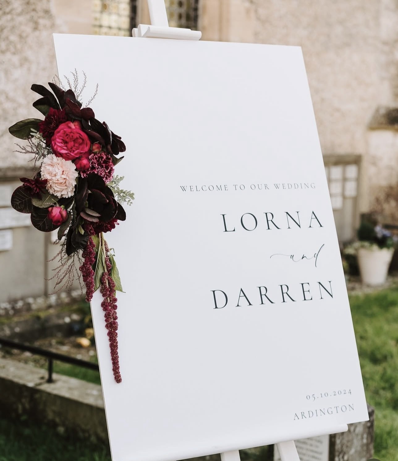 Step into a world of floral beauty.
This gallery showcases some of our recent wedding flowers across Oxfordshire, the Cotswolds, and beyond — from abundant, garden-style bouquets to romantic arches and elegant table arrangements.
Each design is crea