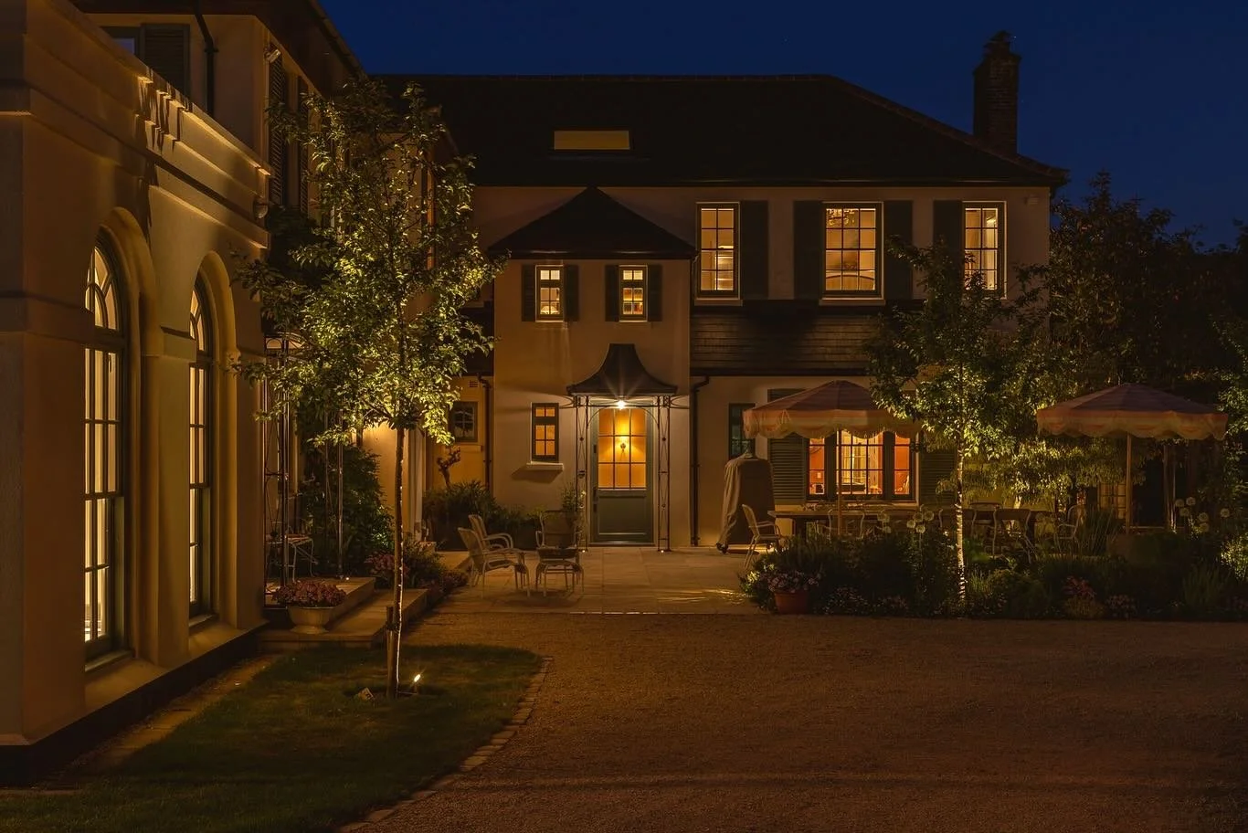 BBQ area and courtyard. No doubt seeing some action this week&hellip; ☀️

Garden design @clairemeegardendesign 
Interior design @dalrymplestudio 
Lighting design @maxwellgbarlow 
📸 @jonathanbondphotography