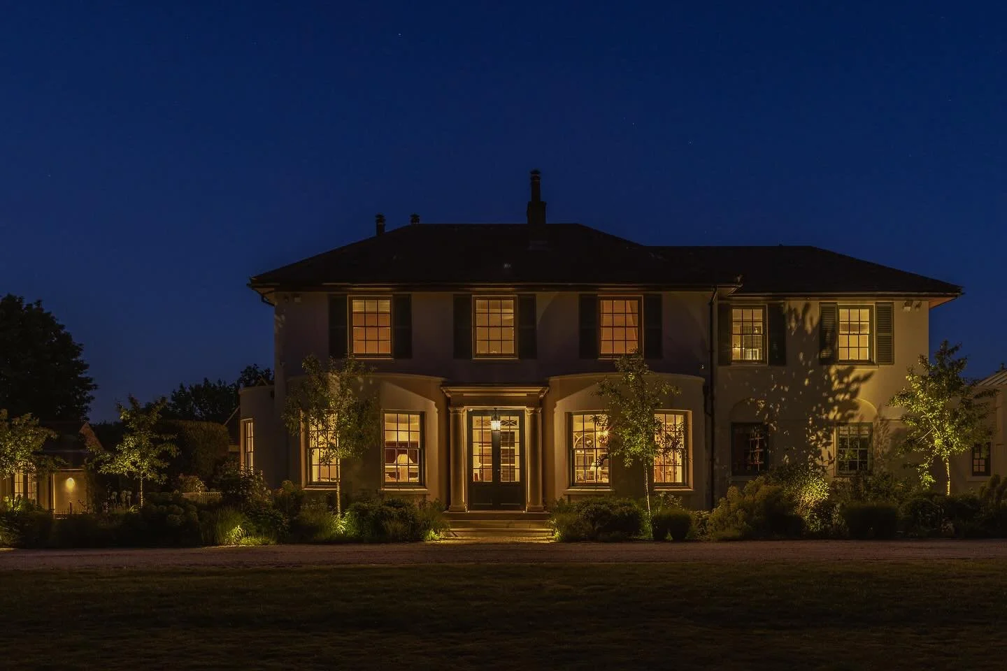 An English Country House 

Garden Design @clairemeegardendesign 
Lighting design @maxwellgbarlow