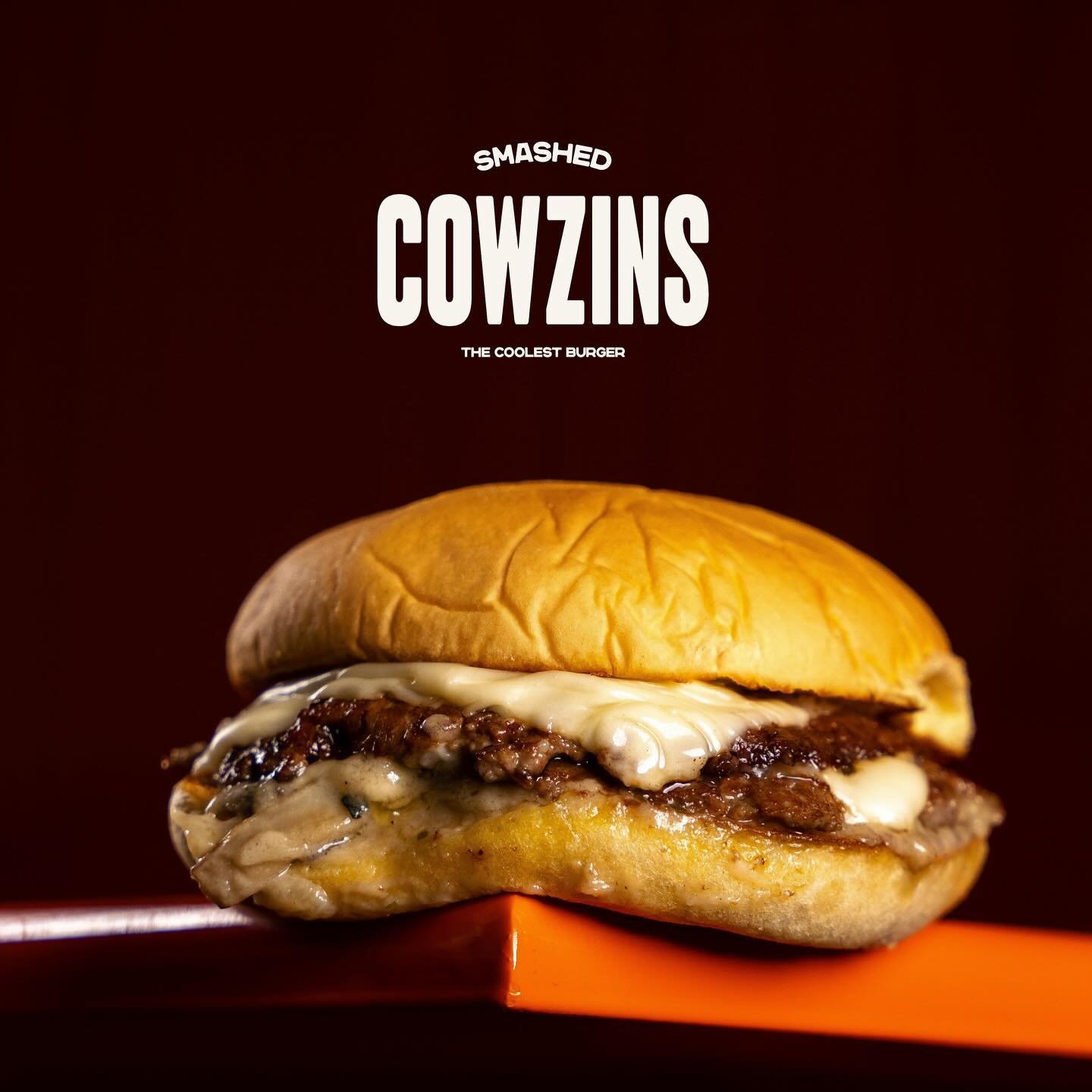 Nuevo branding reveal🍔🤤 

Os presento Cowzins!! Las hamburguesas m&aacute;s salvajes😏🦓 

Pronto los podremos ver en Aruba d&aacute;ndolo todo con sus smashed burgers!!! Con ellos hemos desarrollado la identidad y packaging y me muero de ganas de 