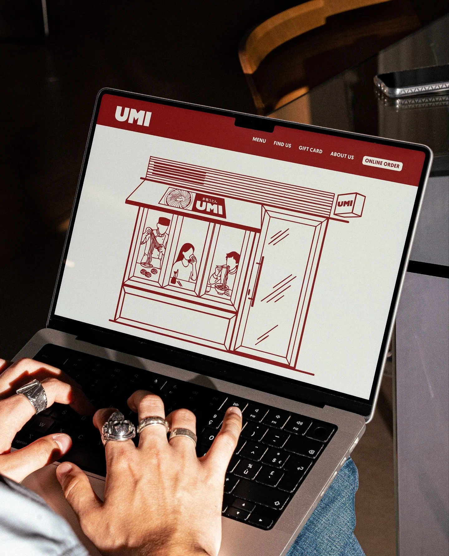 Umi Udon 2/2!!🍜🥢 (@umi.munich ) Enamoradas de este branding que hicimos para un restaurante en Múnich!!! Y sabíais que también desarrollamos páginas web?? Umi al completo hecho por el team de The Cloud Studio!!!🫶🏼 Trab