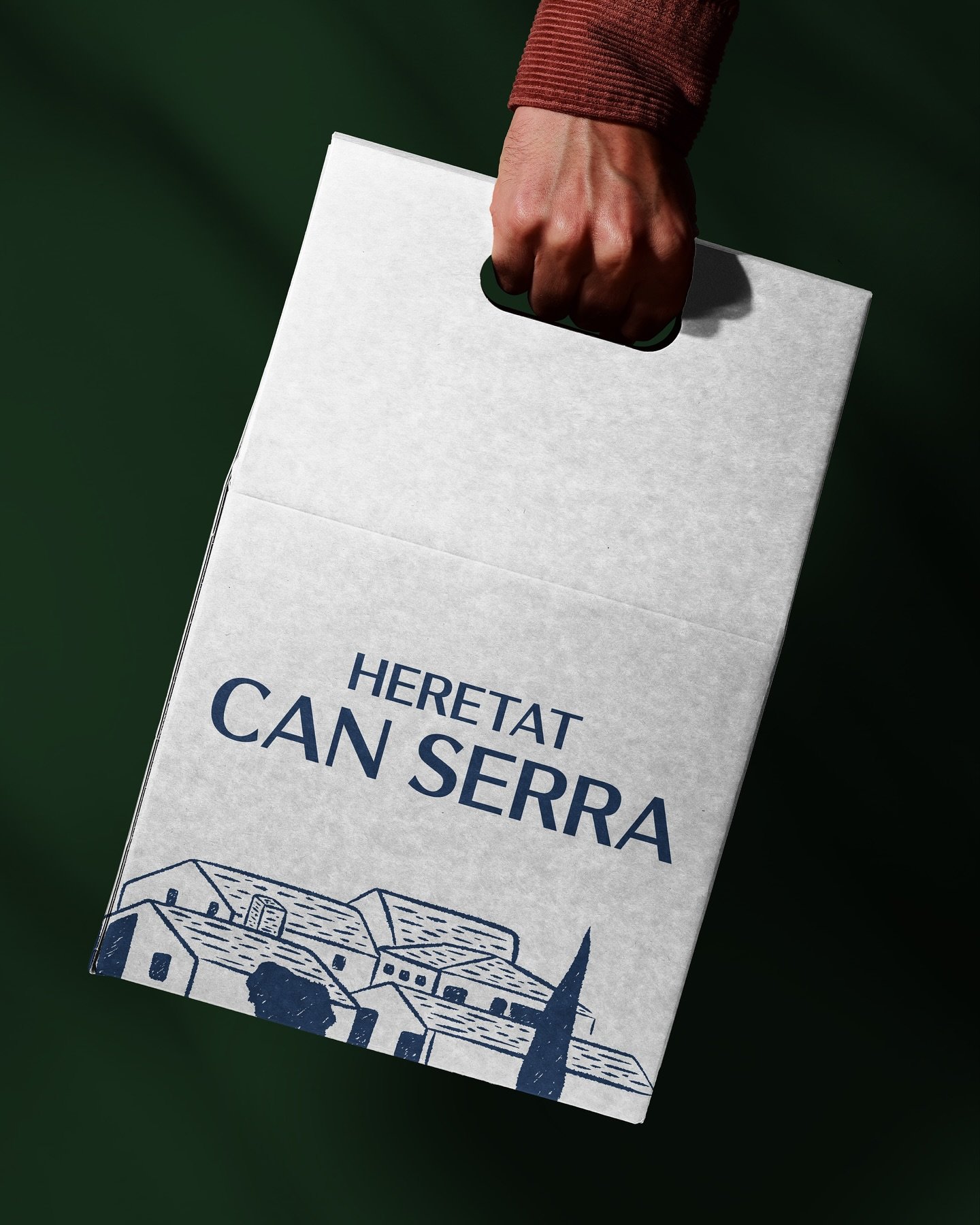 Le hicimos el rebranding a Heretat Can Serra!🍷🍇🏠 @heretatcanserra Una marca nacida del coraz&oacute;n, la familia, el legado y la pasi&oacute;n por el vino, y la voluntad de trasladarlo todo a una &eacute;poca moderna, donde el vino no tiene por q