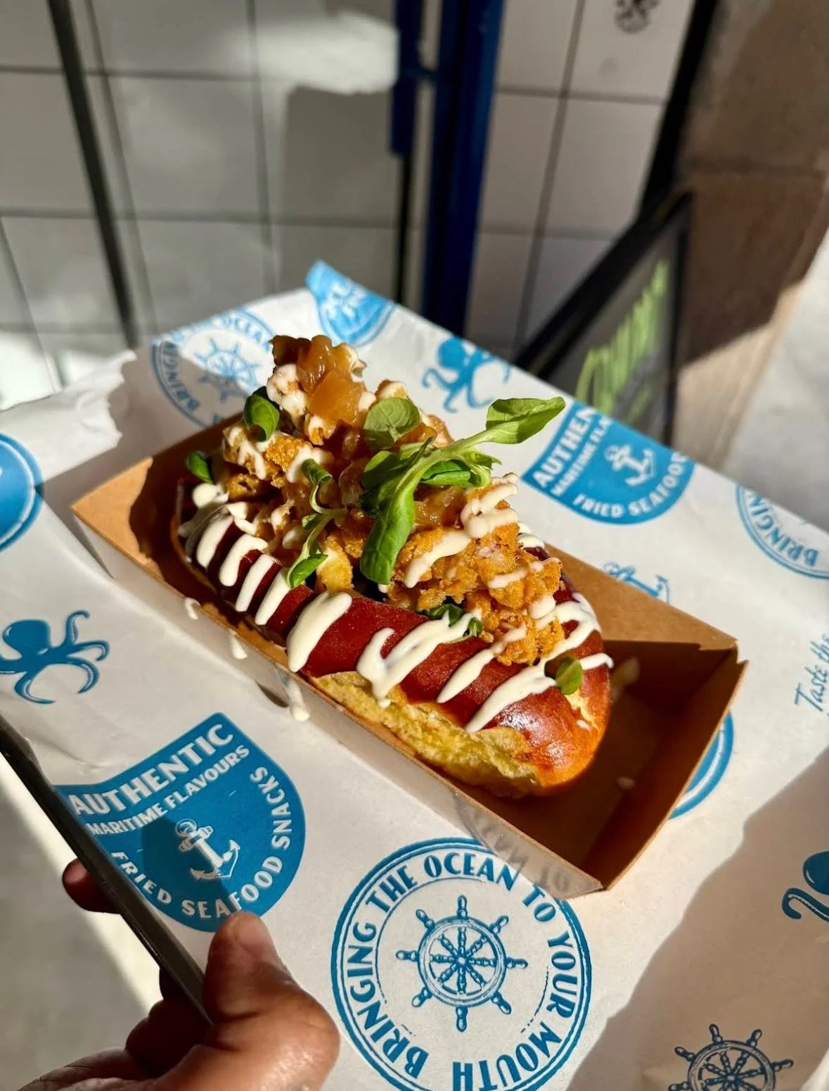 As&iacute; ha quedado Squiddy🦑 (@squiddy_bcn ), una marca que hicimos pensando en Dub&aacute;i hace muuucho tiempo pero que acab&oacute; aterrizando en Barcelona, llevando el street food de frituras a un nivel top, con productos de calidad y ambient
