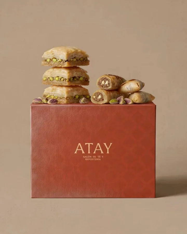 Branding passion project of the month, by @jujuu25_ , una de las dise&ntilde;adoras de The Cloud Studio🧡

Atay es una teter&iacute;a y reposter&iacute;a marroqu&iacute; que nace para actualizar la tradici&oacute;n.

La idea no era replicar la est&ea