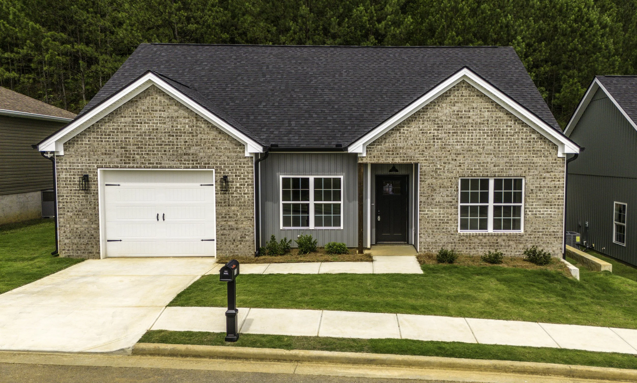 Lindy Floor Plan, 3 Bedroom/2 Bath, 0.25 Acres

Standard Features include LVT Flooring, Stainles Steel Appliances, Soft Close Cabinets, Solid SurfaceCountertop, Tile Showers, and so much more! Vey close to Choccolocco Park, convenienty located to I-2