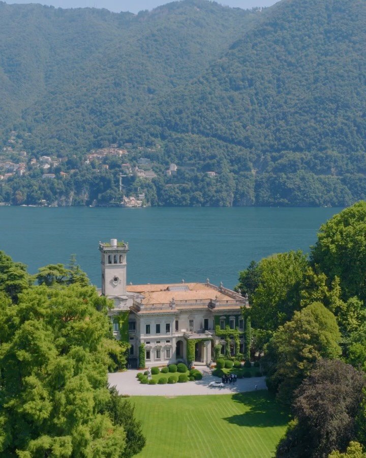 Against the backdrop of Lake Como, on a warm summer day, @chrystelalexa and David celebrated a dream wedding, embraced by the beauty surrounding them. Wrapped in the timeless elegance of a bespoke Oscar de la Renta gown, they lived each moment as if 