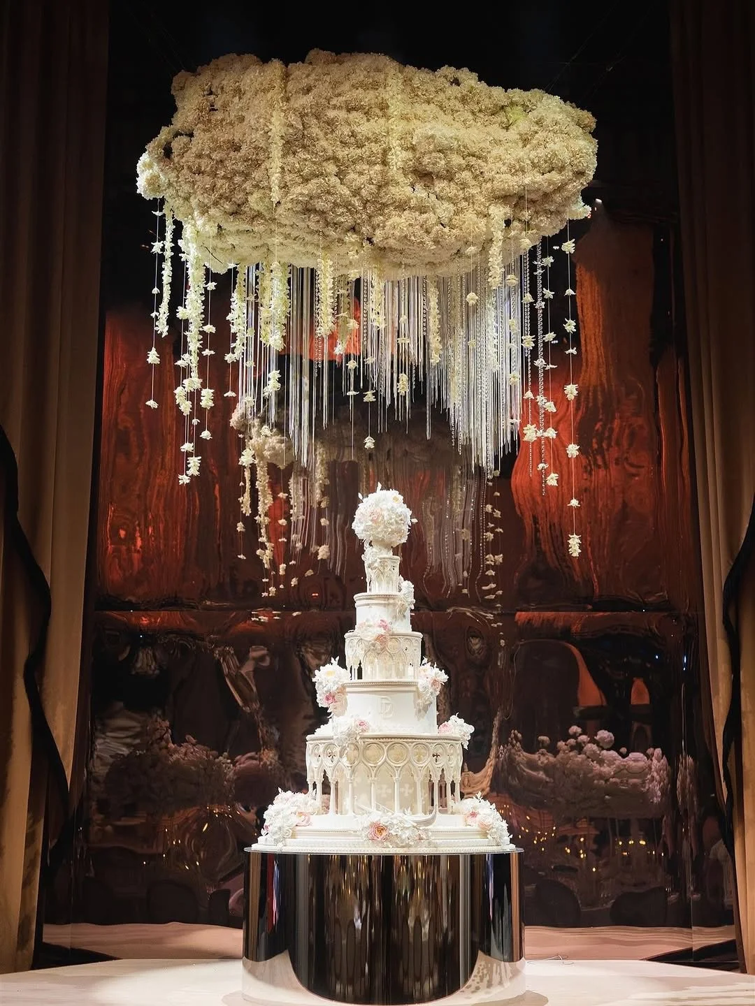 A moment out of the ordinary✨

Elegance and wonder merge into a timeless experience. In Venice, Dina &amp; Dan celebrate their most extraordinary moment, captured through the artistry of @davidbastianoni and enhanced by the exquisite wedding cake by 