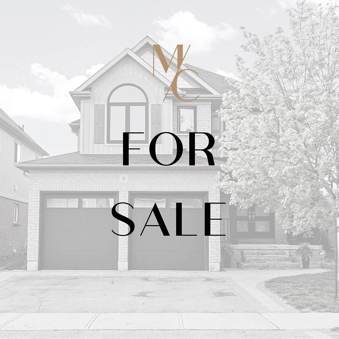 ✨FOR SALE✨

You know that house the neighbours walk by and stop to admire? 
This is that house 🤍

▪️4 bedrooms 
▪️2.5 bathrooms 
▪️Finished basement with bedroom + 3 piece bathroom + wet bar + office 
▪️Renovated kitchen &amp; bathrooms 
▪️Inground 