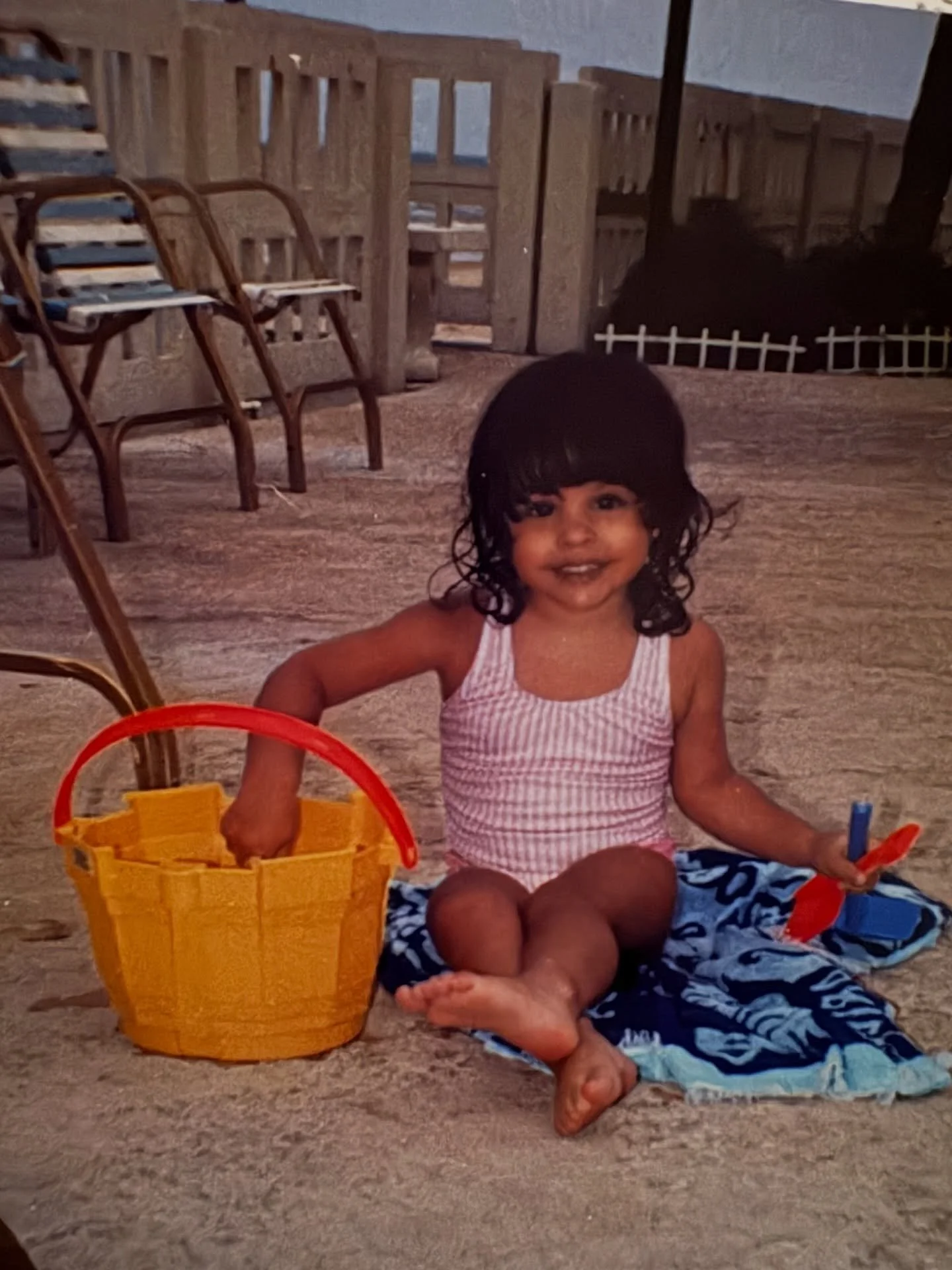 Petit texte spontan&eacute; ce matin&hellip;
Parfois je regarde cette petite fille qui vit encore &agrave; l&rsquo;int&eacute;rieur de moi et je me demande dans quel monde elle pensait grandir.

En voyageant autant depuis ces 10 derni&egrave;res ann&