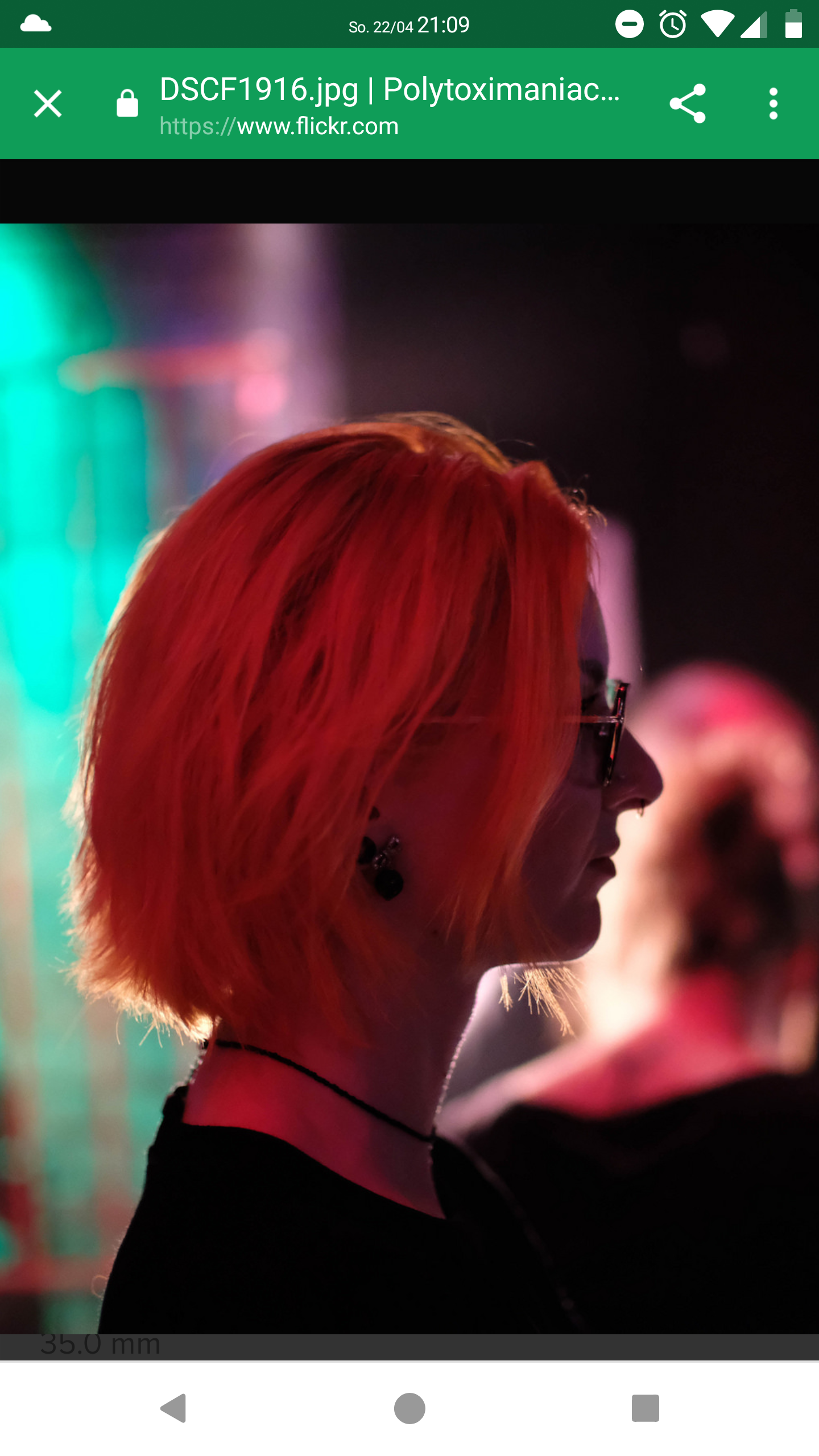 Elena Tinkloh, psychotherapist and psychologist, portrait in warm pink and teal light