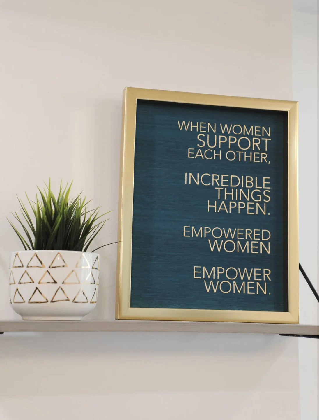 Sign with inspirational quote: When Women Support each other, Incredible things happen. Empowered women empower women.