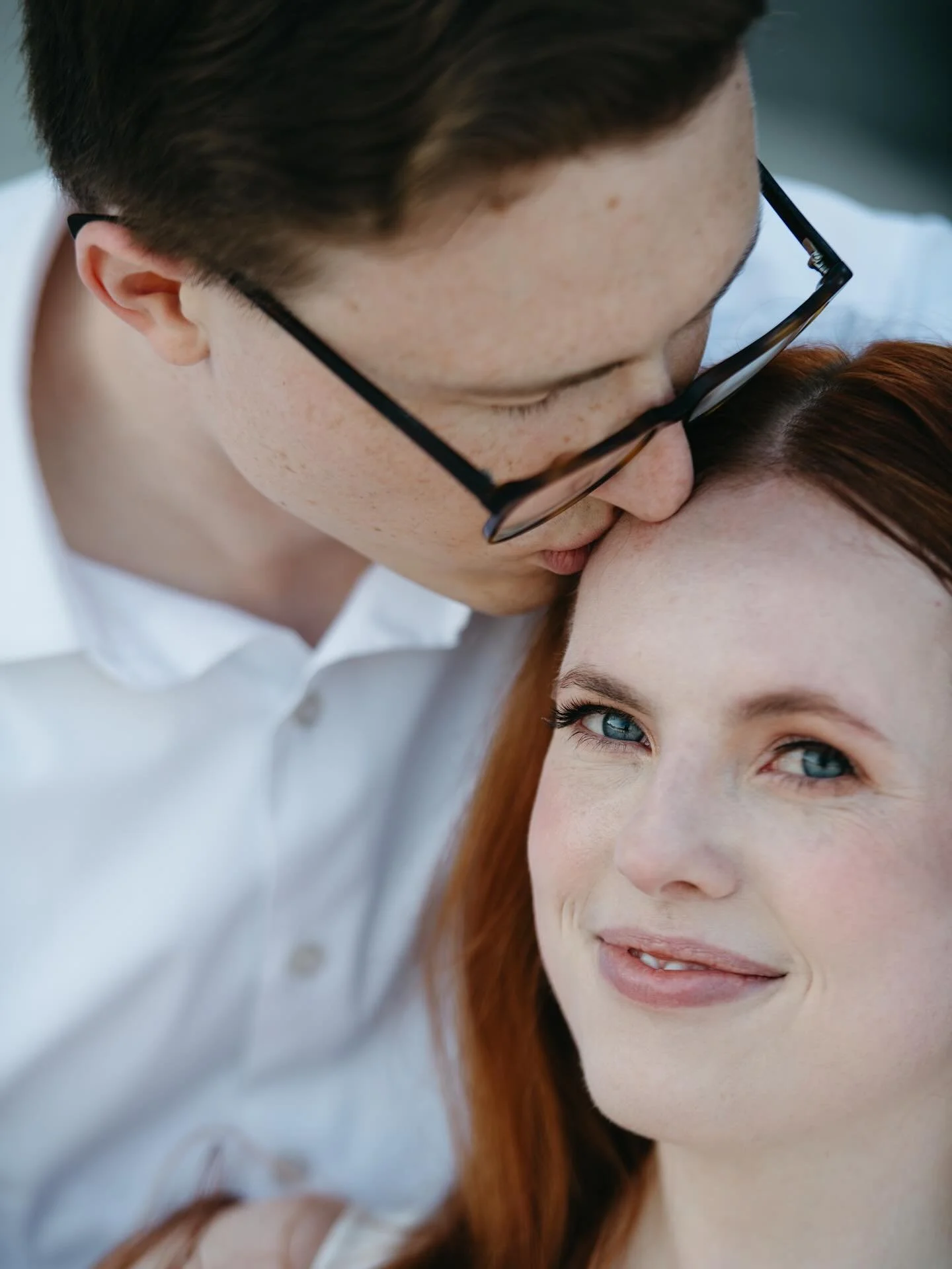 Want to look and feel like yourself but still have that soft glam for photos? I&rsquo;m your girl 🤍
Samantha asked for a natural makeup look with effortless curls for her early morning engagement shoot in DC, and she looked absolutely stunning!

📸: