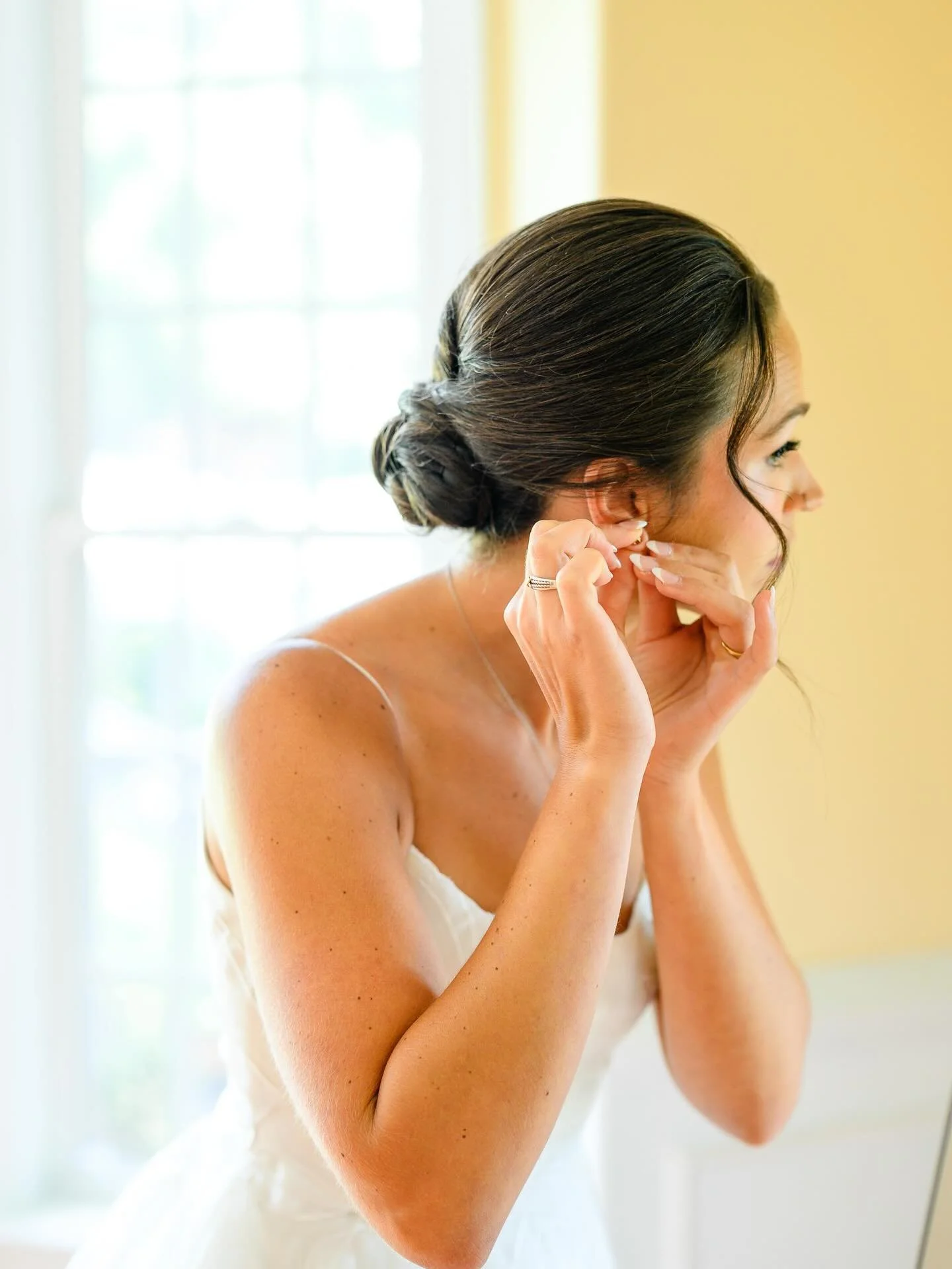 Throwback to this stunning September bride🥹🩷 Morgan didn&rsquo;t let a rainy day dampen the mood one bit&mdash;pure joy from start to finish. @beautypieartistry absolutely slayed the makeup and @loveandlacestudios captured it all perfectly 📸✨

#Se