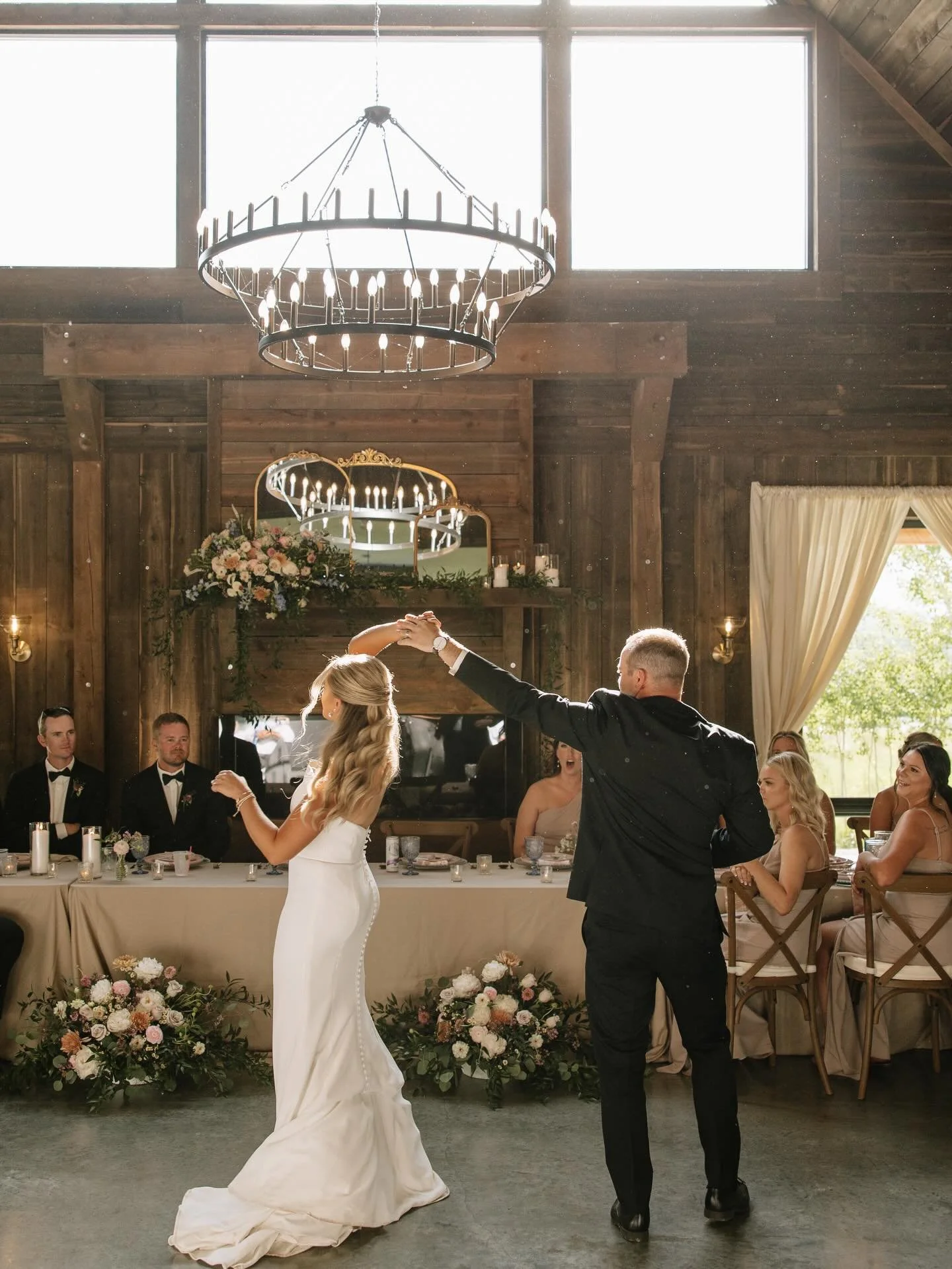 Wedding hair that parties just as hard as you do and last all night long😎🥂✨ 

Click the link in my bio for all wedding inquiries!🤍
#montanabridalhairstylist #montanawedding #weddinghairstylist #billingsstylist #weddinghair