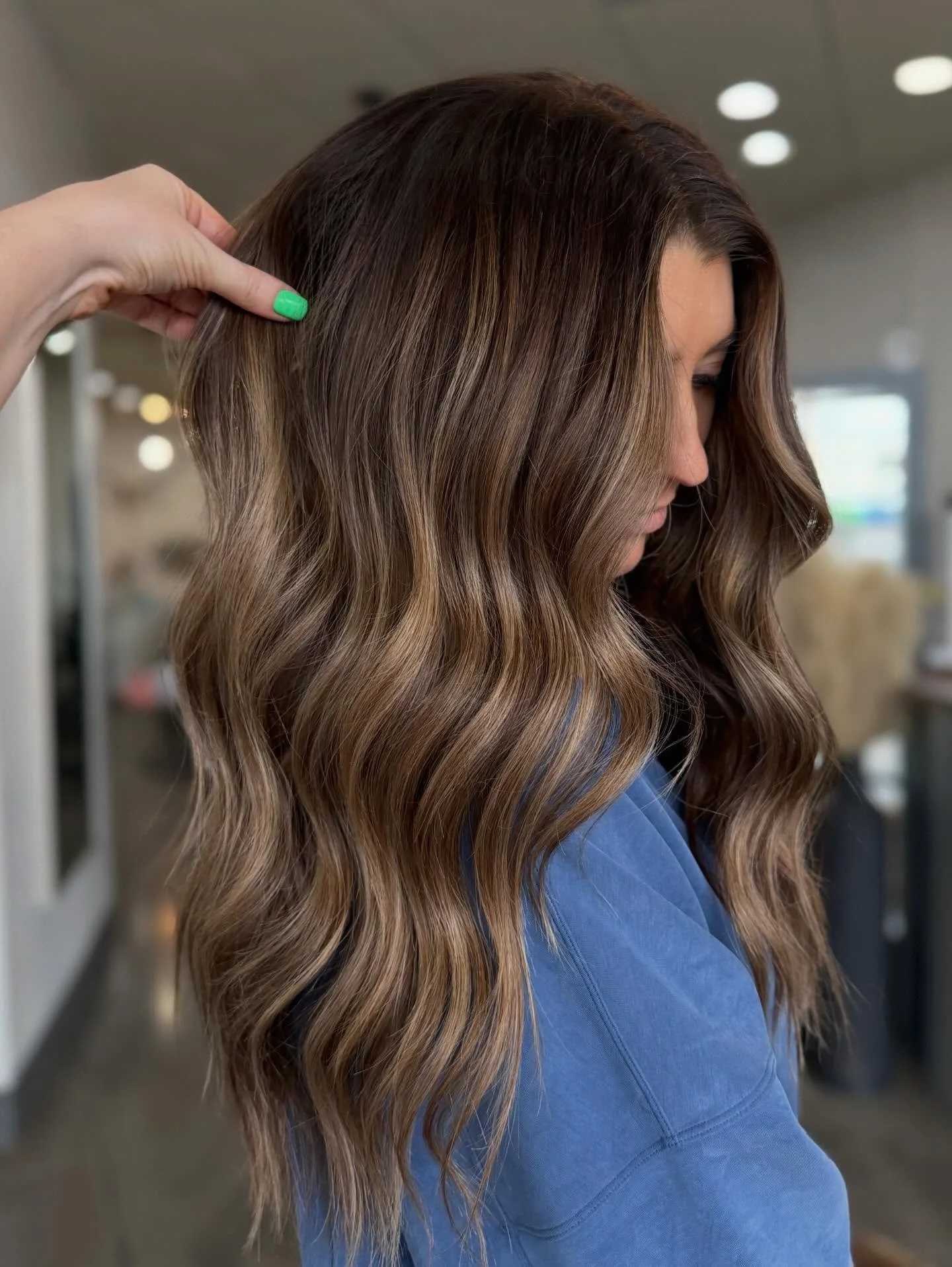 Every blend, every placement, every detail is intentional. From custom coloring to the final cut, it&rsquo;s all about creating something that feels natural and looks like your hair but elevated ✨🤌🏼

#customcolor #livedinhaircolor #extensionspecial