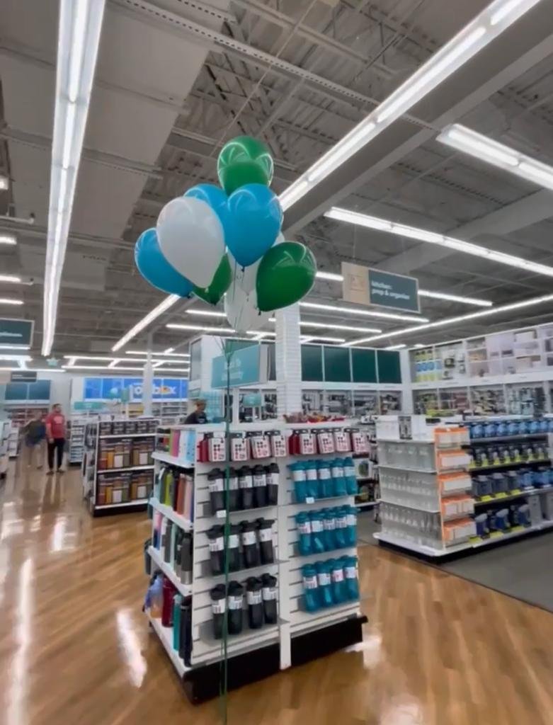 Helium Balloon bouquet for Store launching.jpeg
