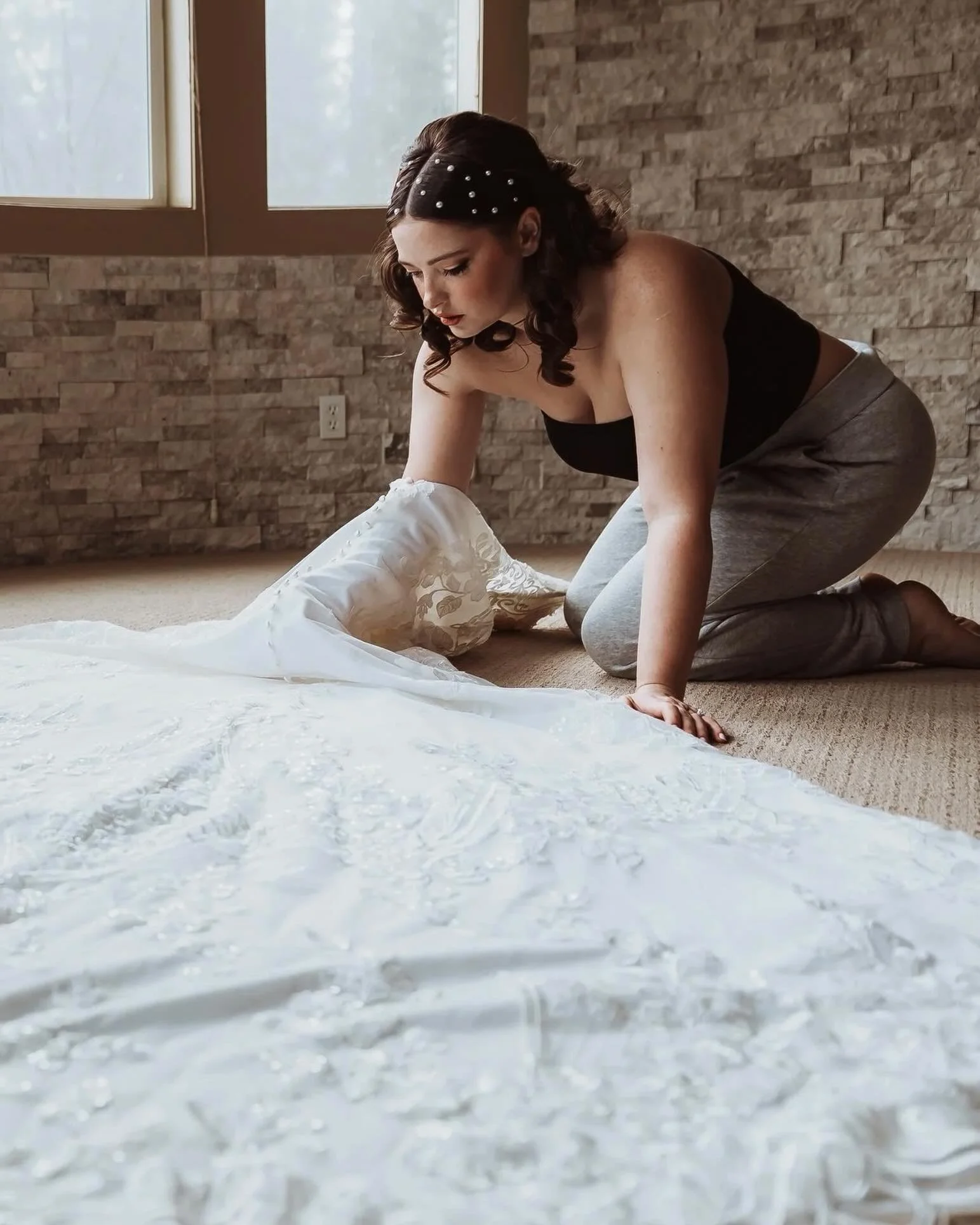 There is something about the getting-ready space before everything starts.

The dress is out. The timeline is moving. Everyone is helping in small ways. It is quiet for about five seconds before the rest of the day begins.

These are the images that 