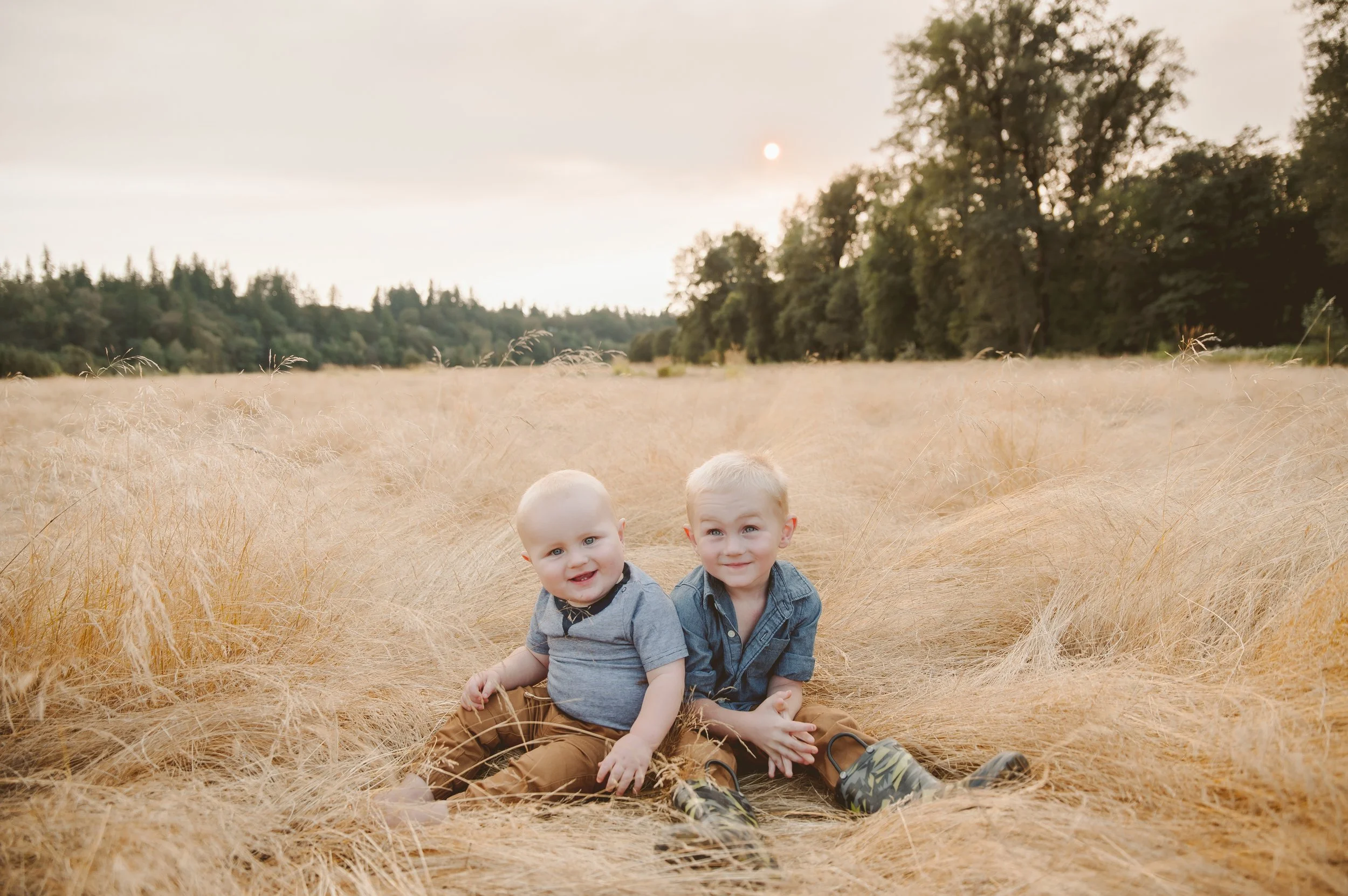 Outdoor family photography portrait photographed by a Vancouver Washington photographer during golden hour in a natural field.
