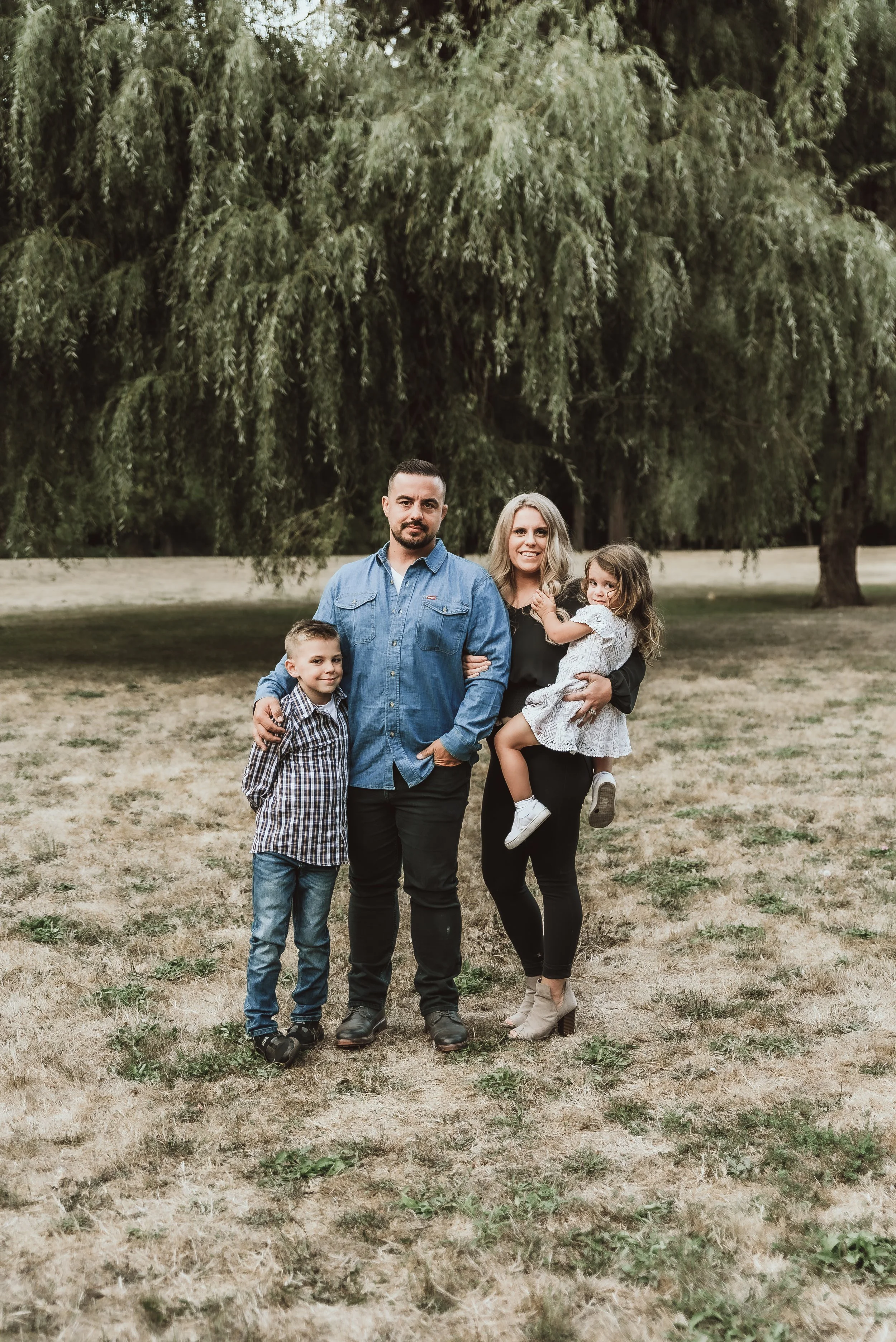 Relaxed family photo session in Vancouver, Washington with parents and children outdoors