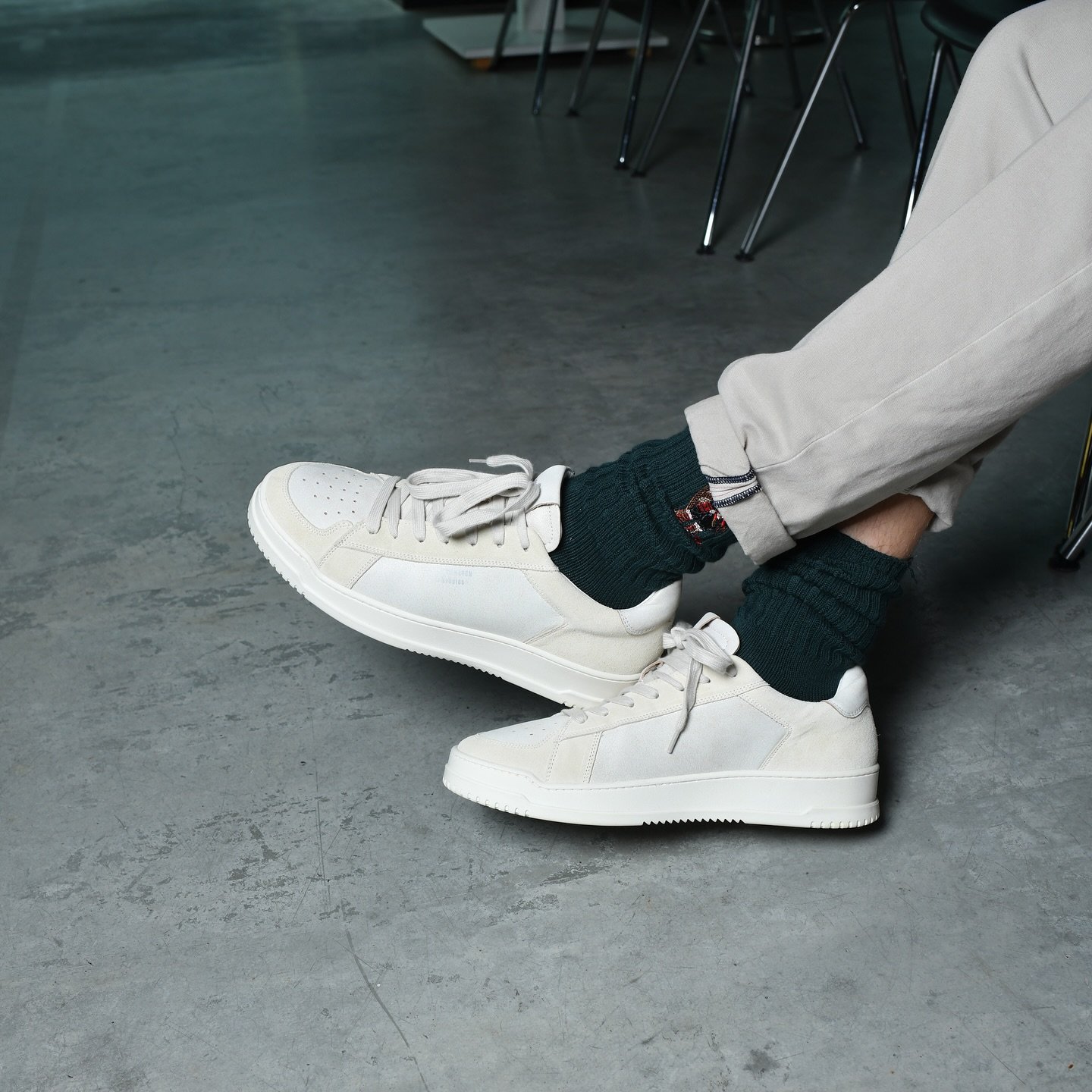 Weiße Sneaker sind Klassiker. Sie sind die neutrale Basis, auf der du viele Looks bauen kannst.